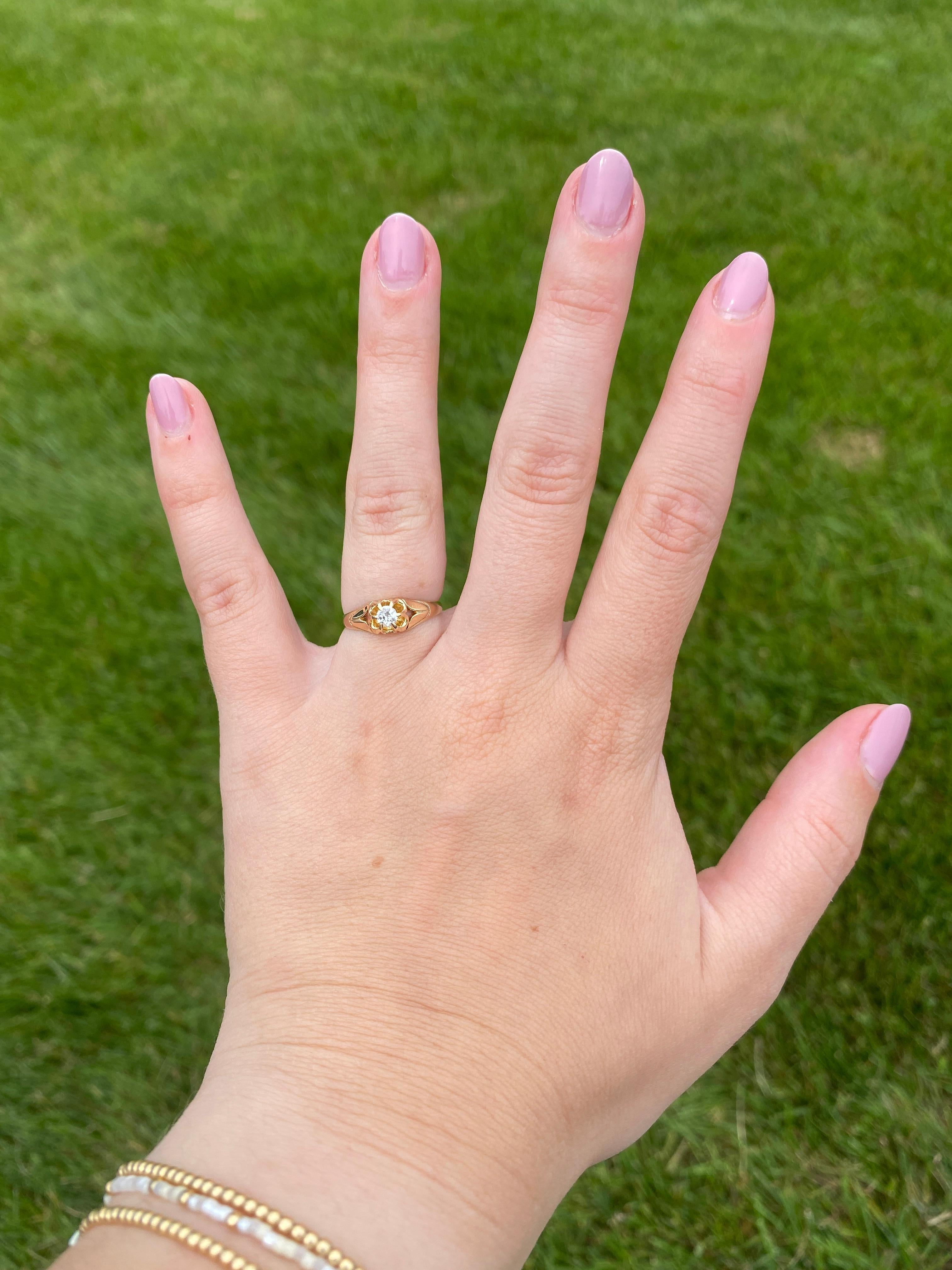 Bague Belcher en or jaune 14k avec un diamant de .15ctw, taille 5.75 en vente 1