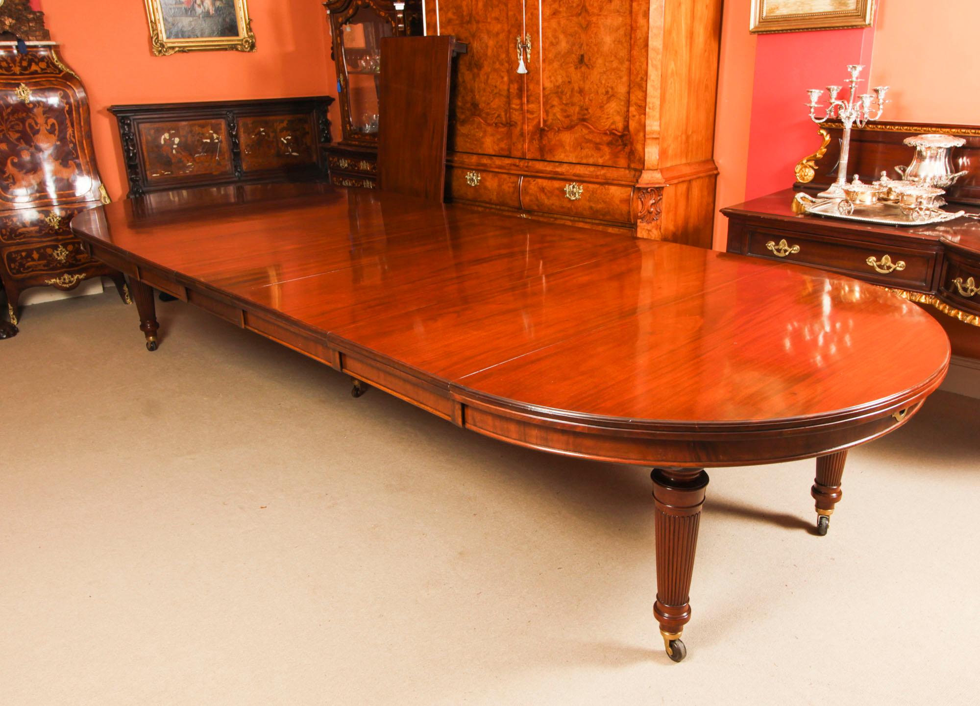 Antique 15ft Extending Dining Table by Edwards & Roberts 19th C & 14 chairs In Good Condition In London, GB