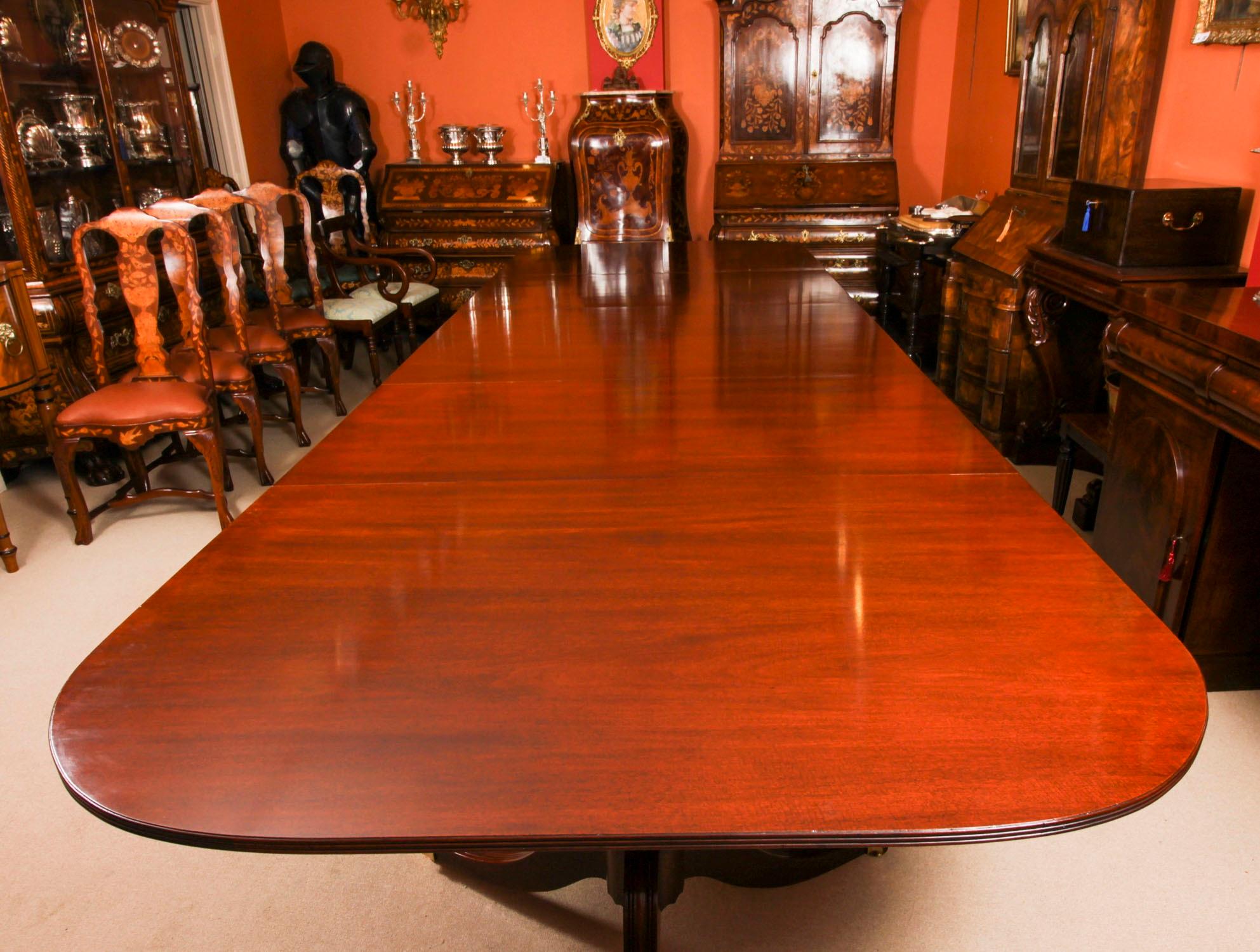 Ancienne table de salle à manger à trois piliers de style George III de 15 pieds Circa 1920 en vente 4