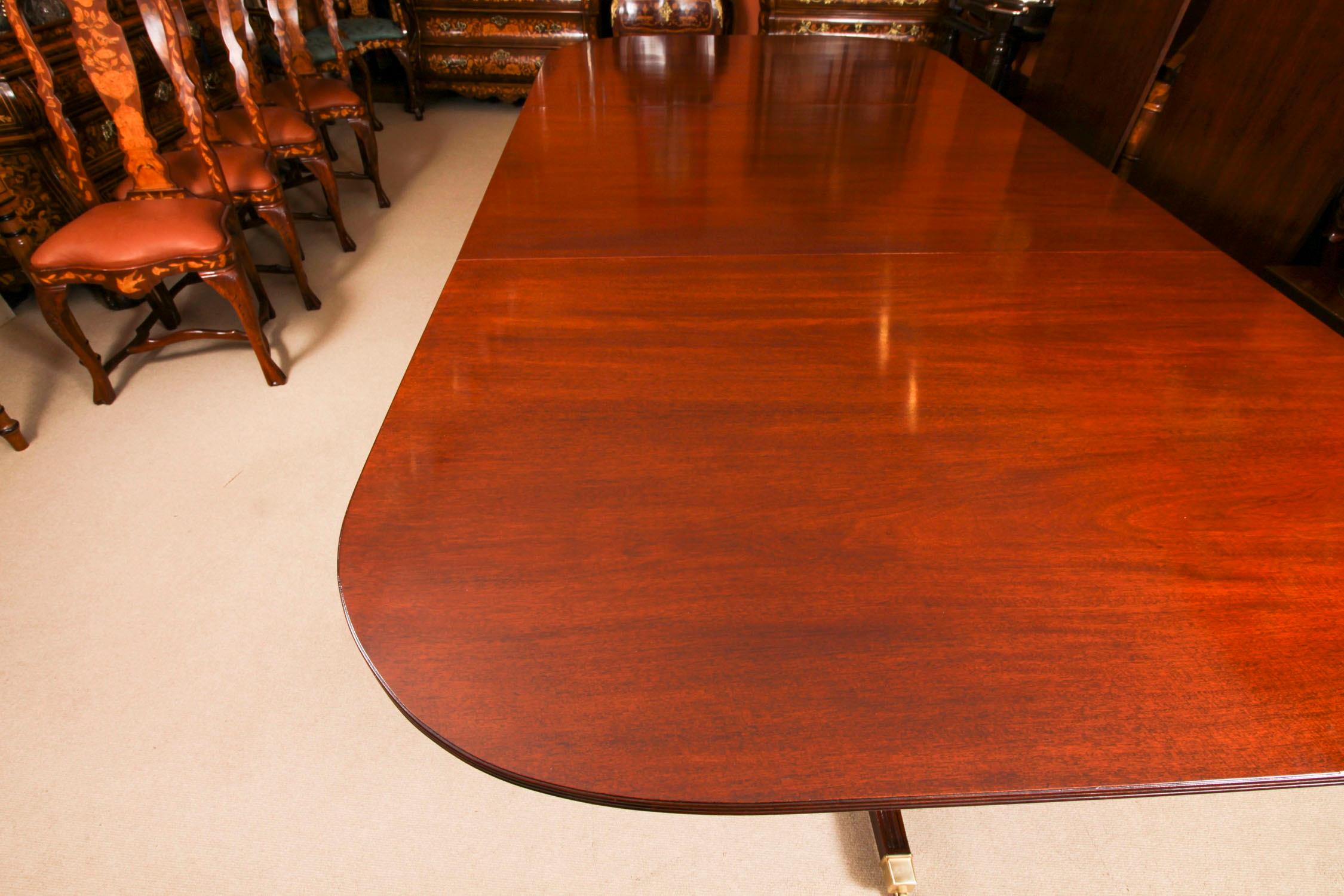 Ancienne table de salle à manger à trois piliers de style George III de 15 pieds Circa 1920 en vente 5