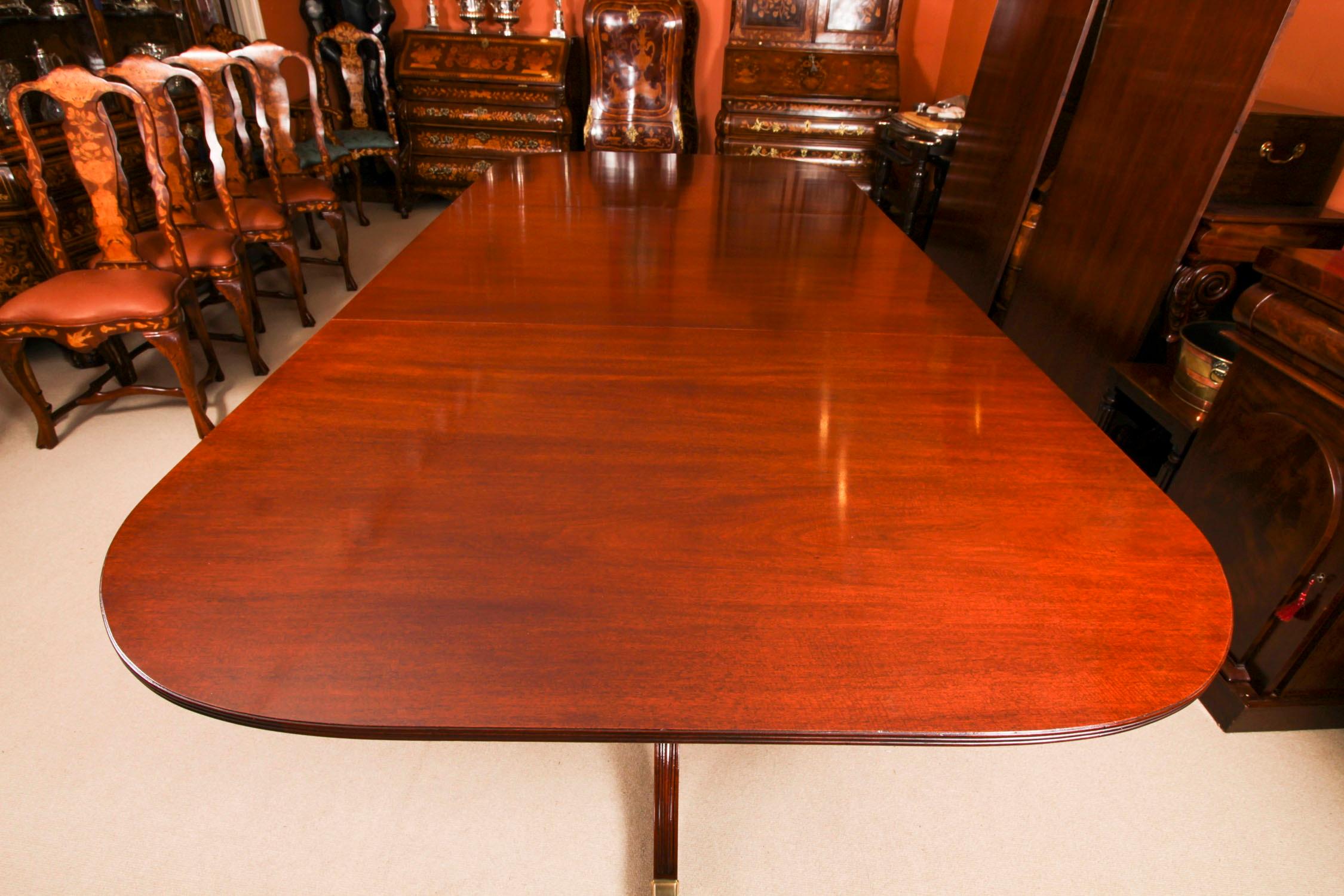 Ancienne table de salle à manger à trois piliers de style George III de 15 pieds Circa 1920 en vente 6