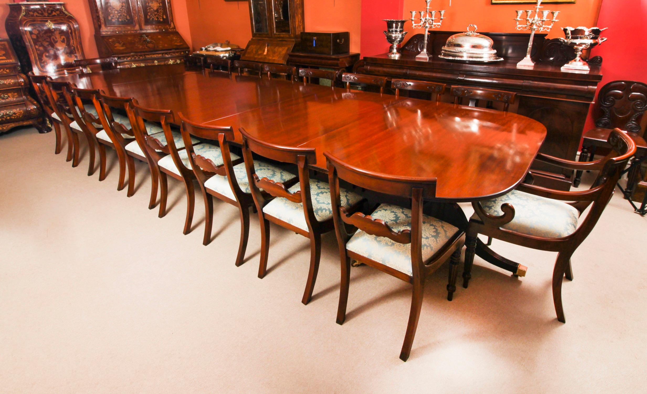 Anglais Ancienne table de salle à manger à trois piliers de style George III de 15 pieds Circa 1920 en vente