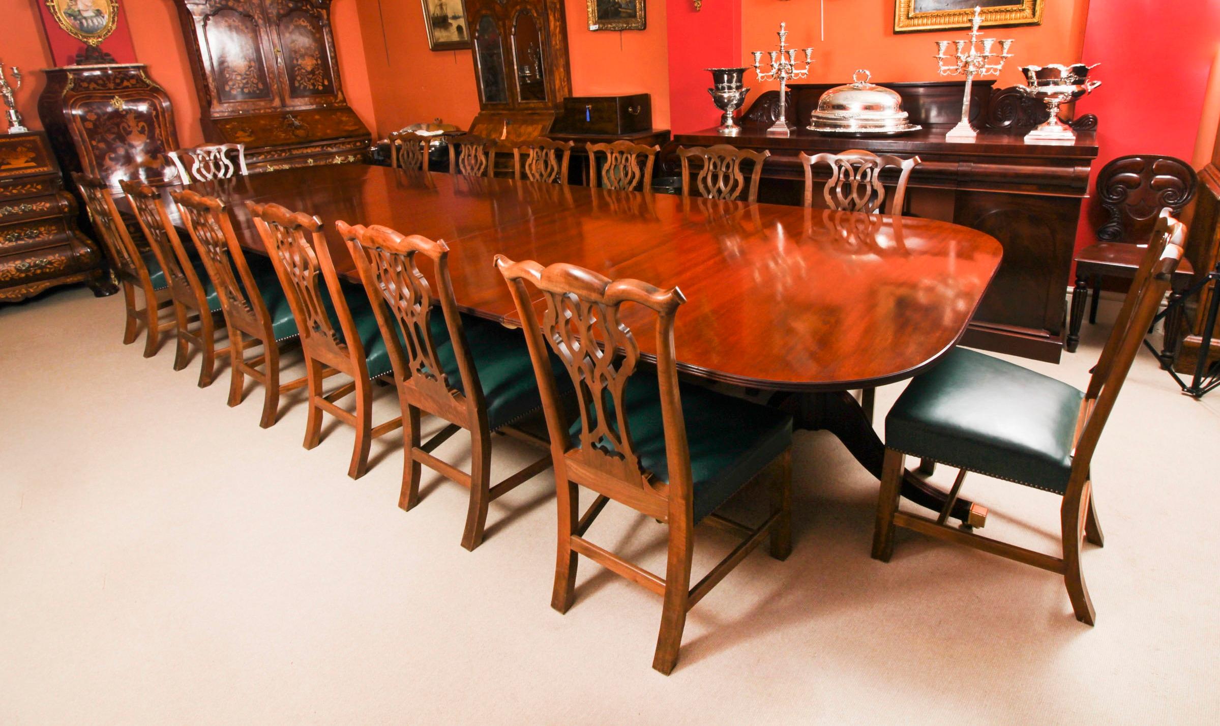 Début du 20ème siècle Ancienne table de salle à manger à trois piliers de style George III de 15 pieds Circa 1920 en vente