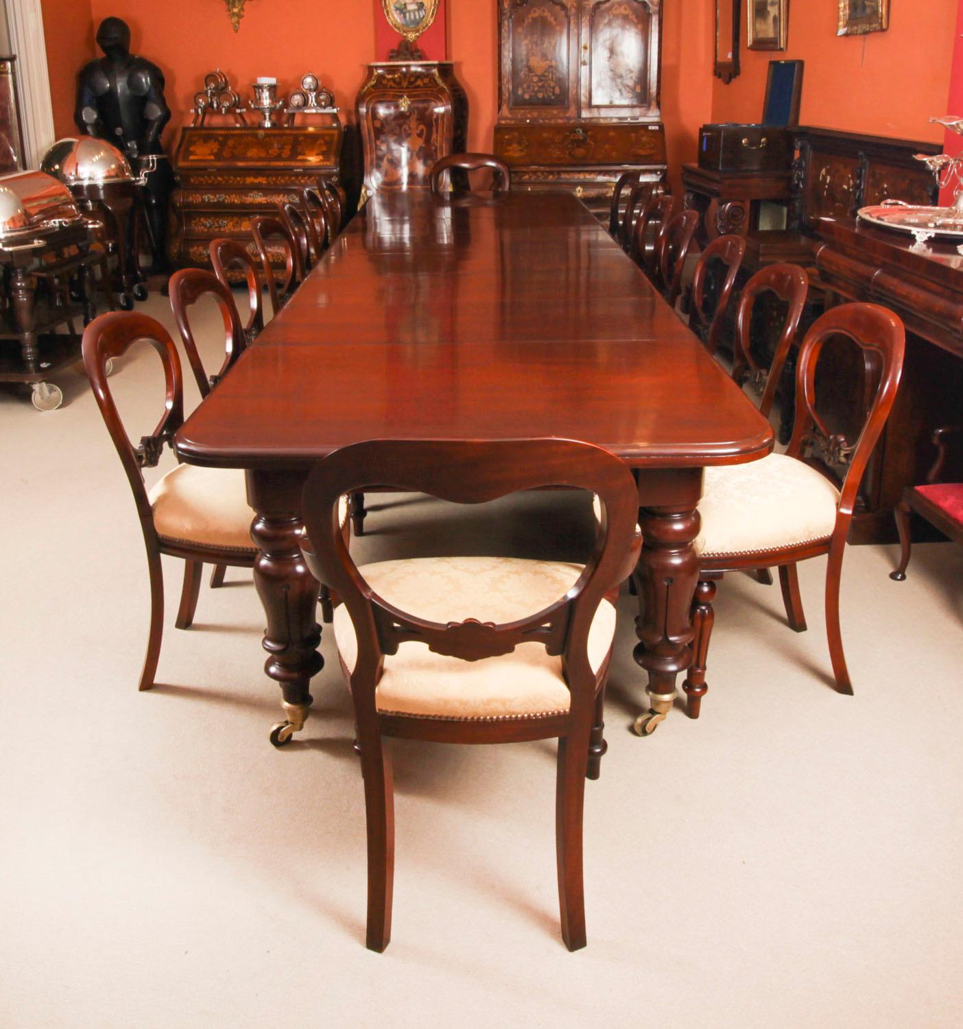 Il s'agit d'un magnifique ensemble de salle à manger comprenant une grande table à rallonge ancienne en acajou William IV,  datant de 1830 et un ensemble de 16 pièces de collection Vintage By.  Chaises de salle à manger à dossier ballon.

Cette