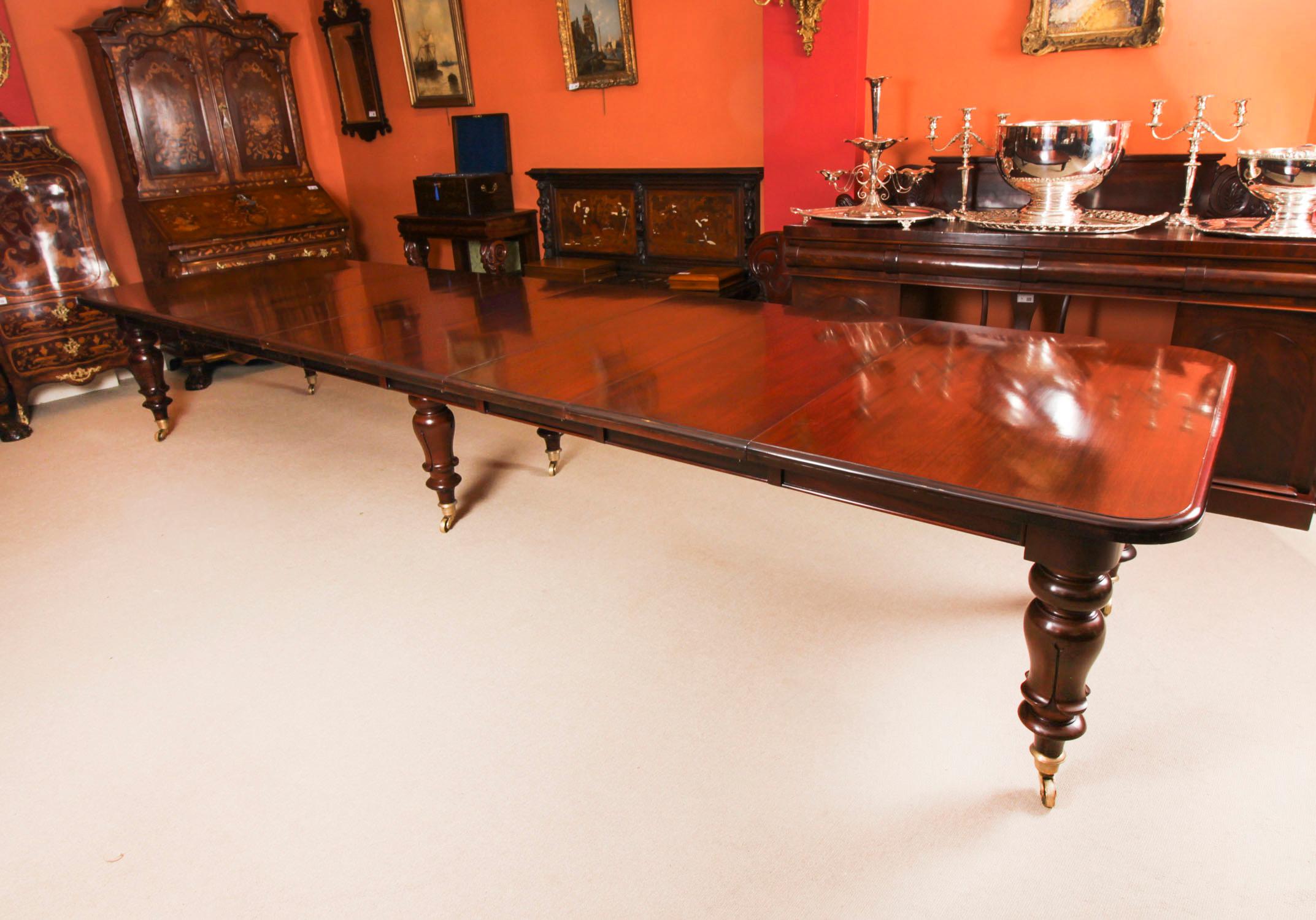 Britannique Ancienne table à manger à rallonge William IV et 16 chaises 19ème siècle en vente