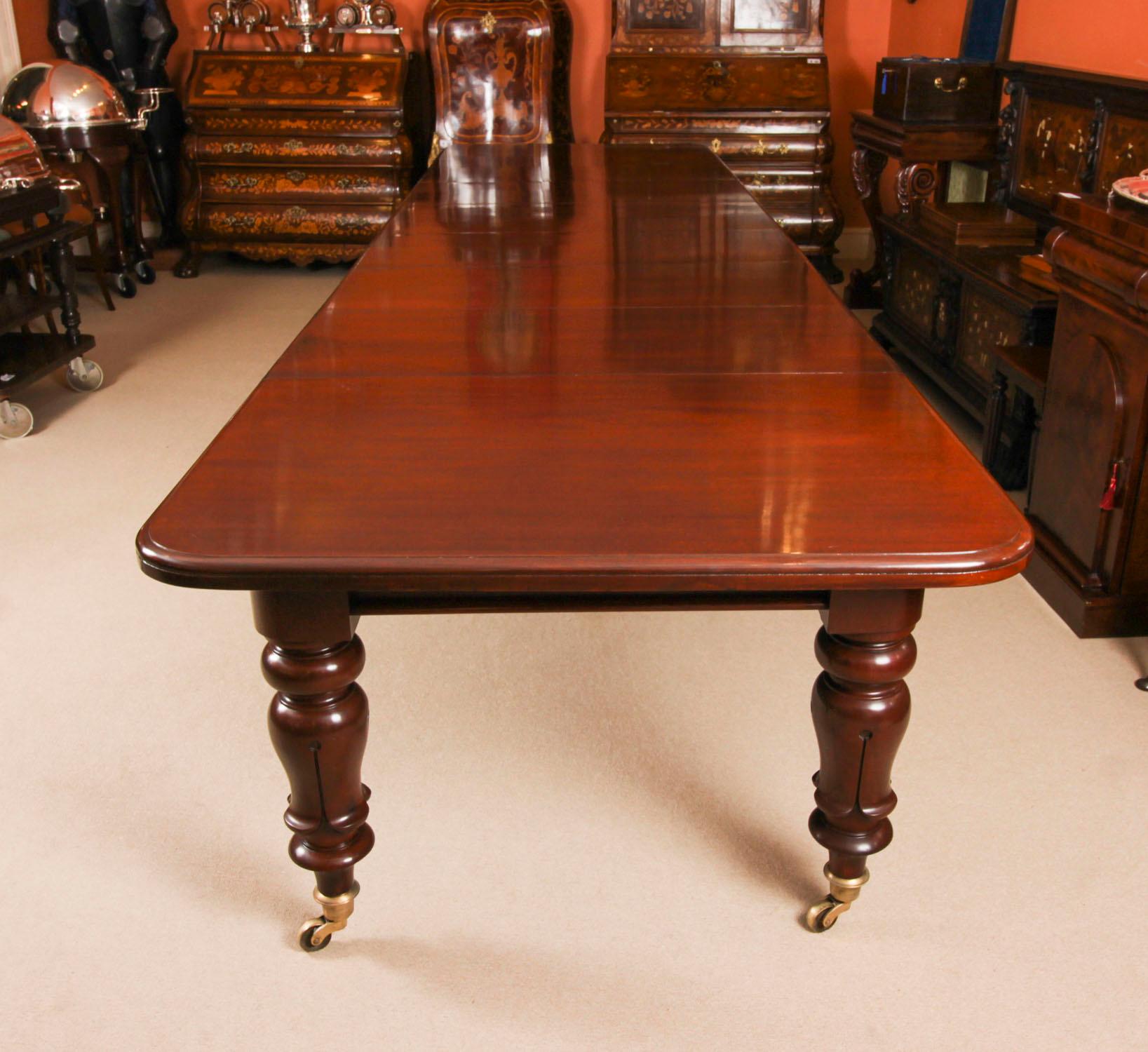 Anodisé Ancienne table à manger à rallonge William IV et 16 chaises 19ème siècle en vente