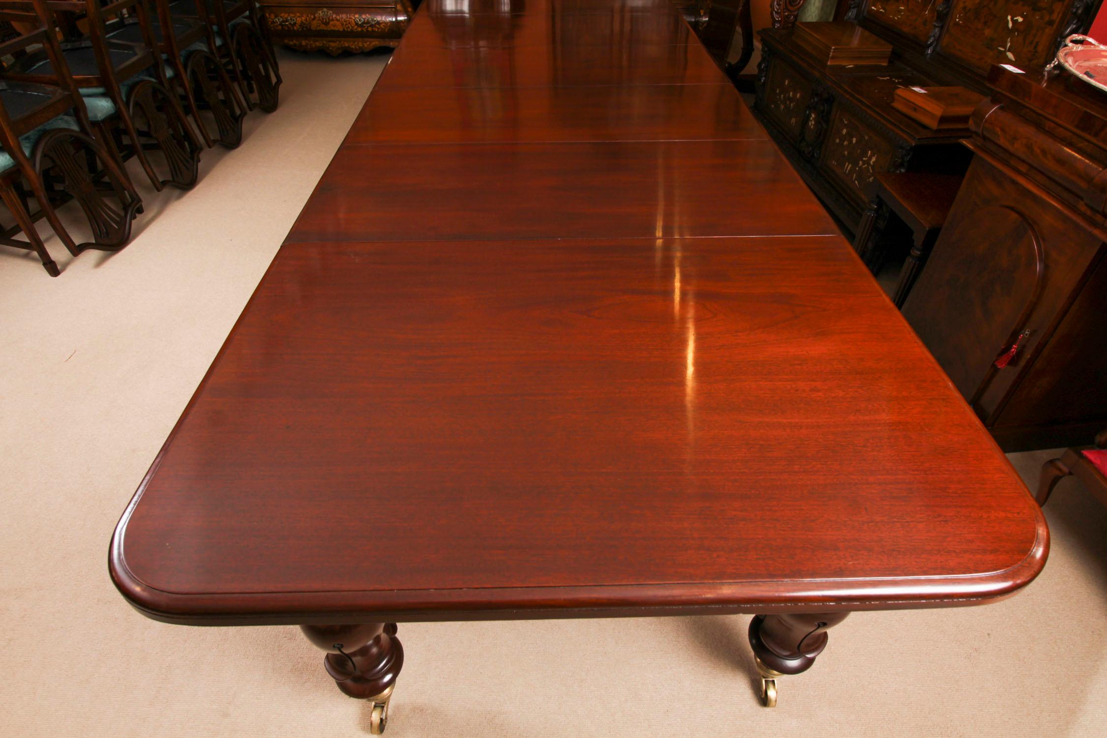 XIXe siècle Ancienne table à manger à rallonge William IV et 16 chaises 19ème siècle en vente
