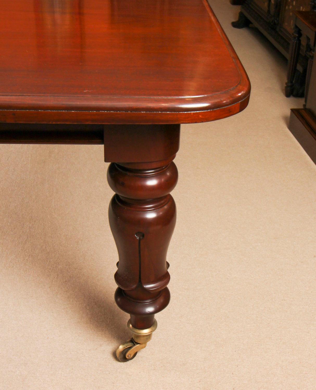 Acajou Ancienne table à manger à rallonge William IV et 16 chaises 19ème siècle en vente