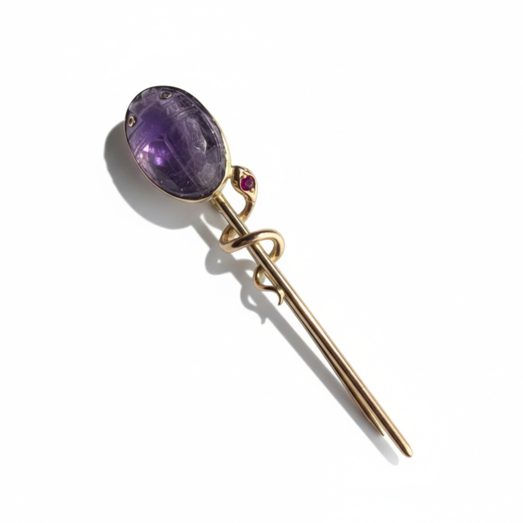 Broche ancienne en or 15K avec scarabée en améthyste et sceptre serpent en rubis