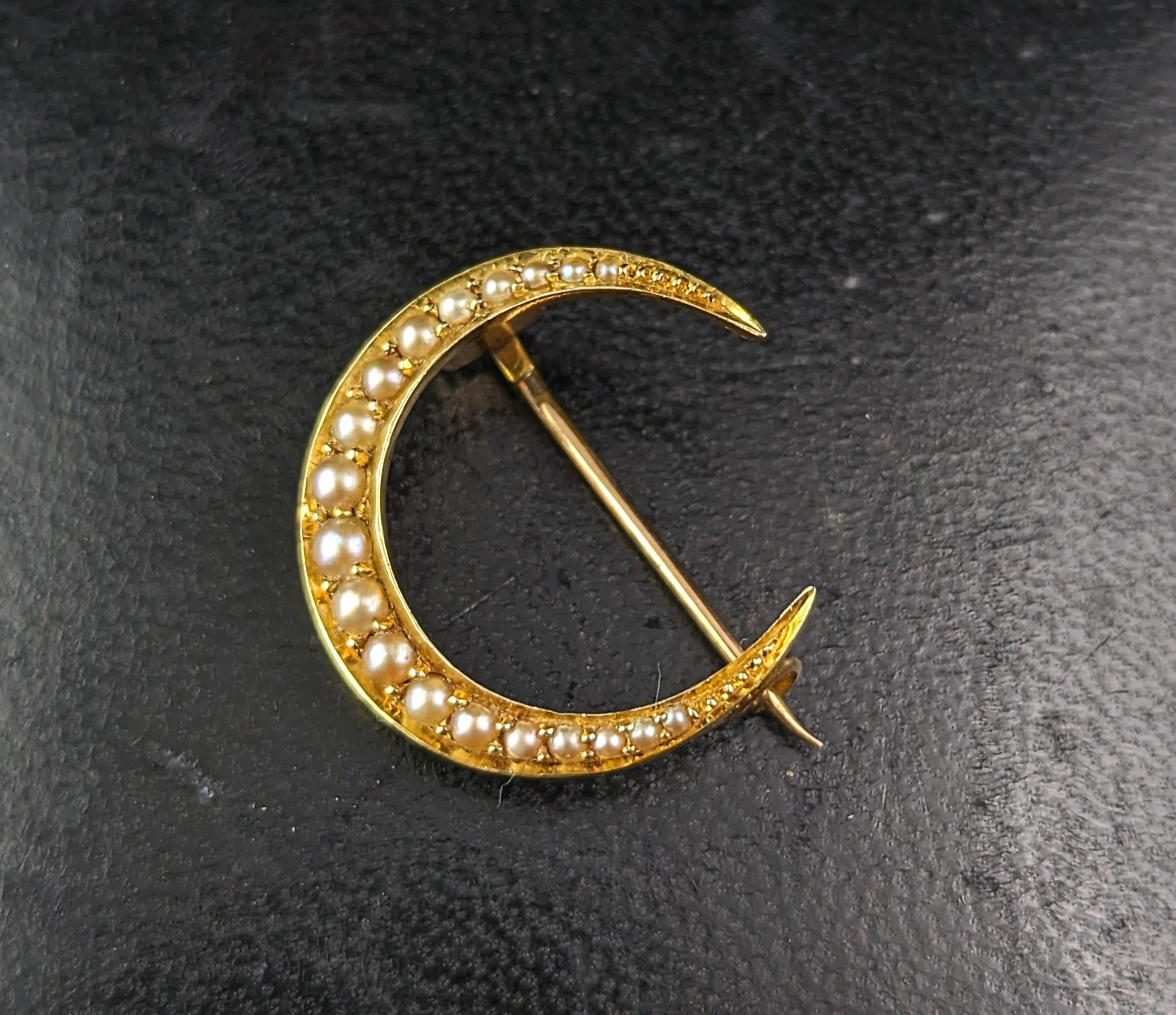 Broche victorienne ancienne croissant de lune en or 15 carats et perles  en vente 4