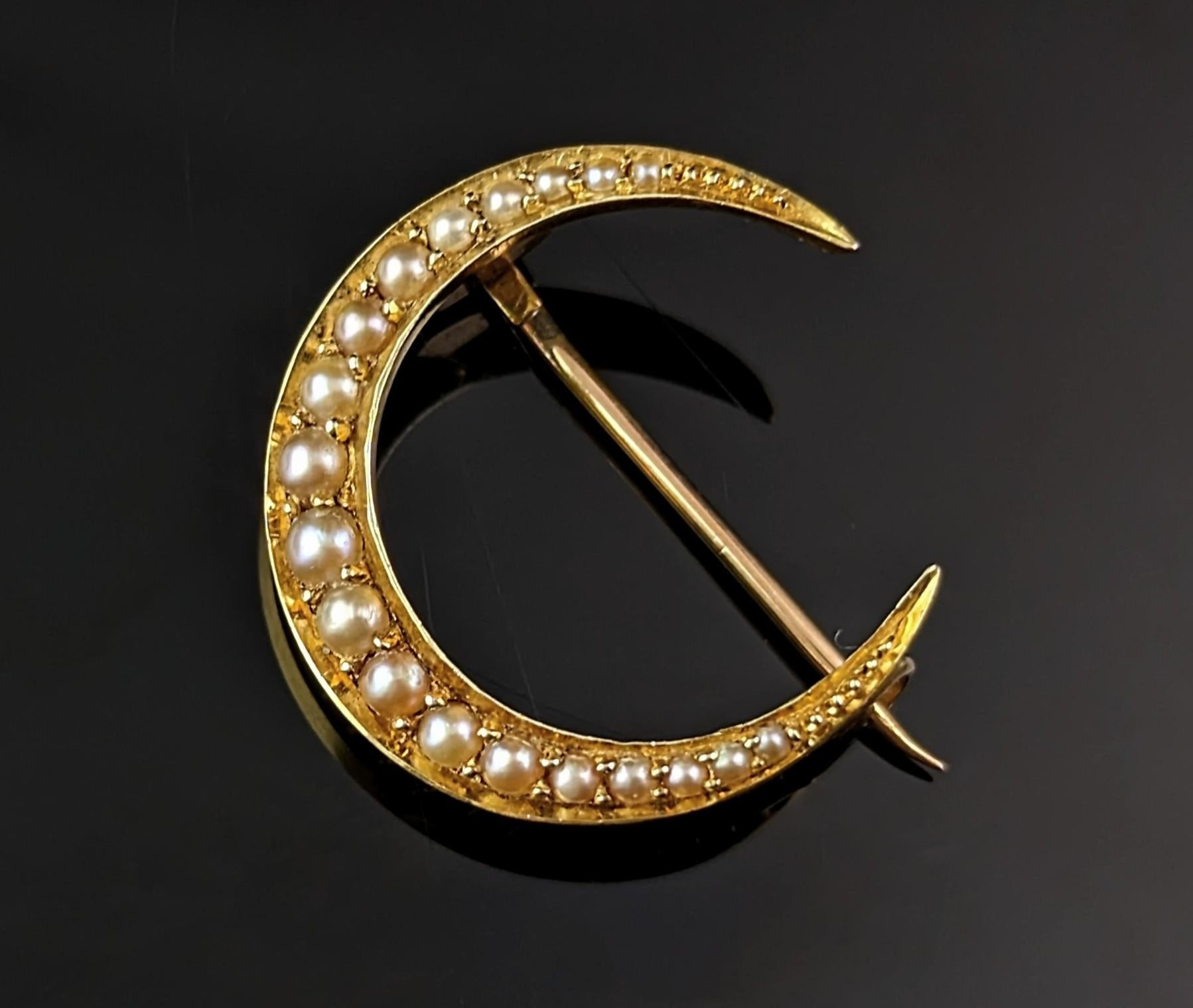 Broche victorienne ancienne croissant de lune en or 15 carats et perles  en vente 5