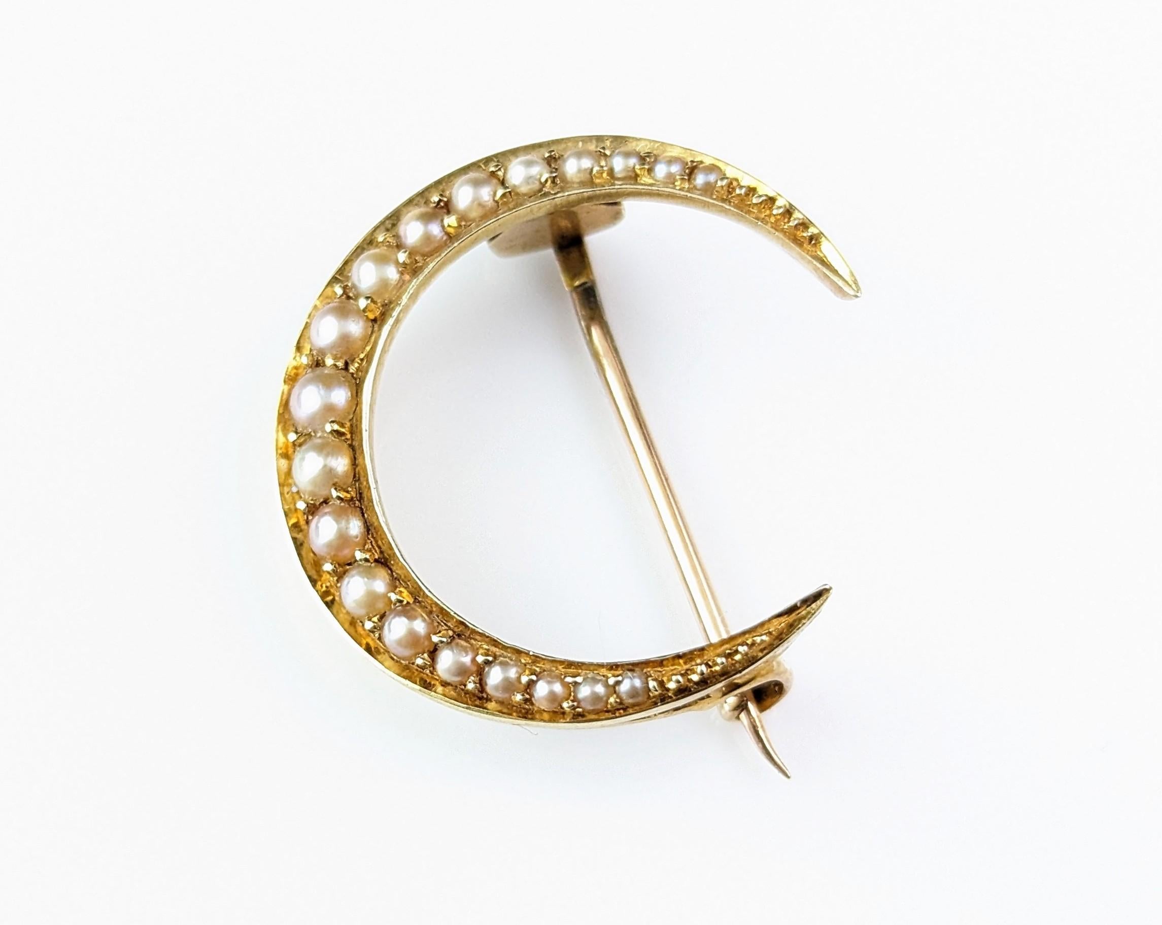 Broche victorienne ancienne croissant de lune en or 15 carats et perles  en vente 7