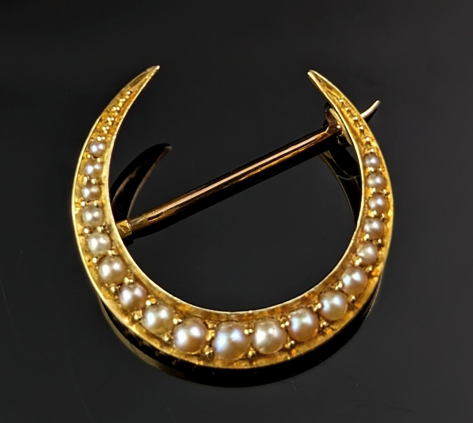 Antique 15k gold and Pearl Crescent moon brooch, Victorian  In Good Condition For Sale In NEWARK, GB