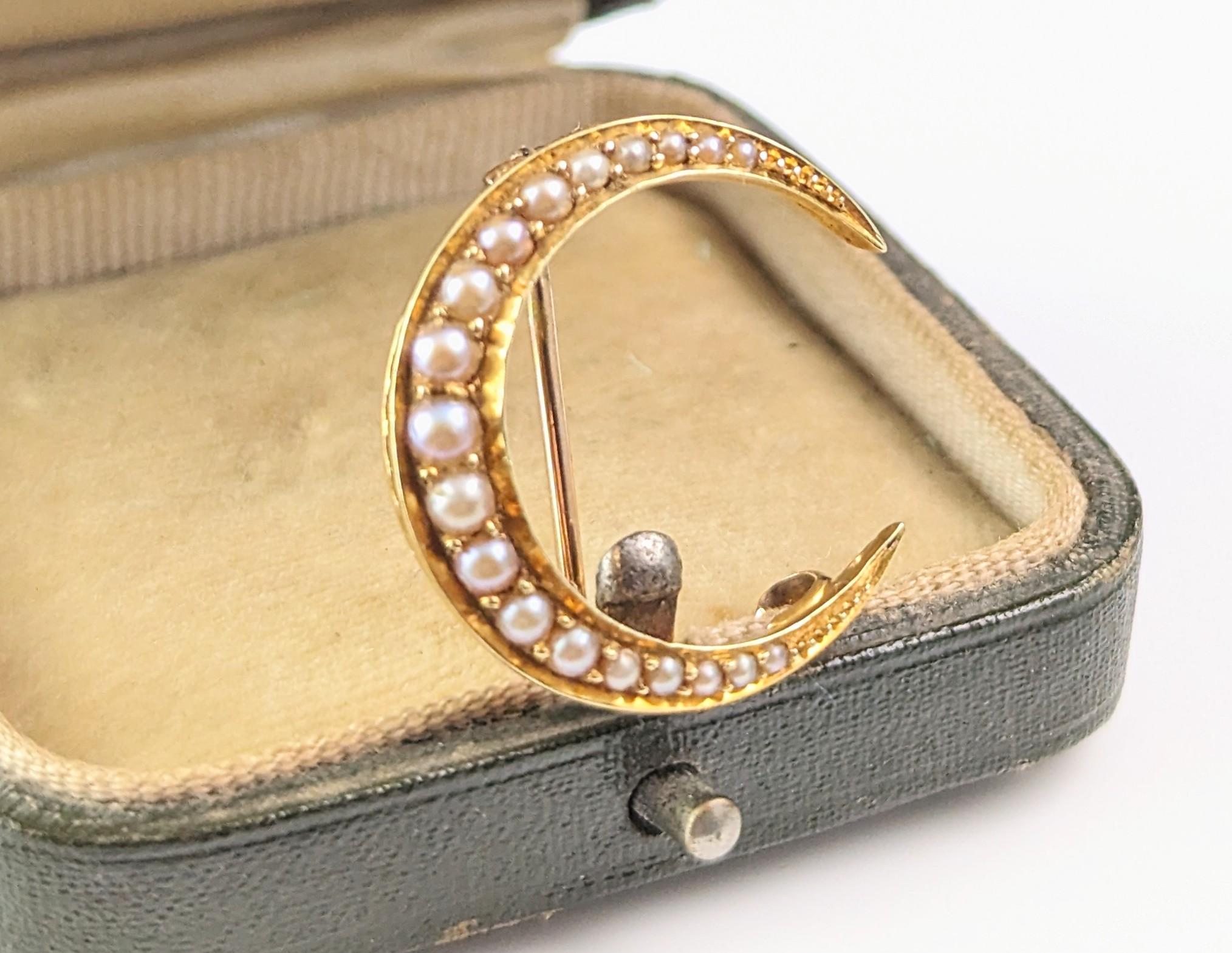 Broche victorienne ancienne croissant de lune en or 15 carats et perles  Bon état - En vente à NEWARK, GB