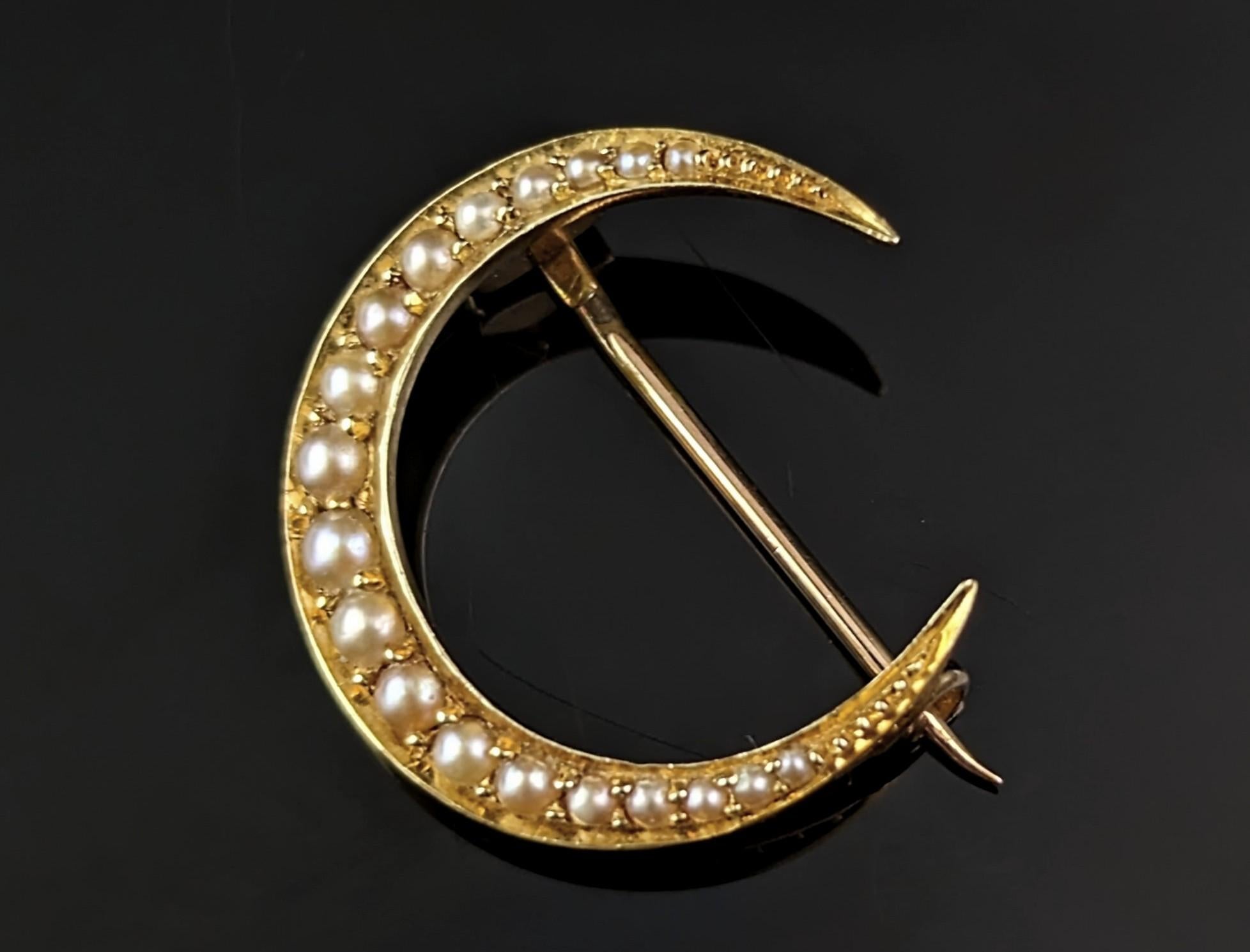 Broche victorienne ancienne croissant de lune en or 15 carats et perles  Unisexe en vente