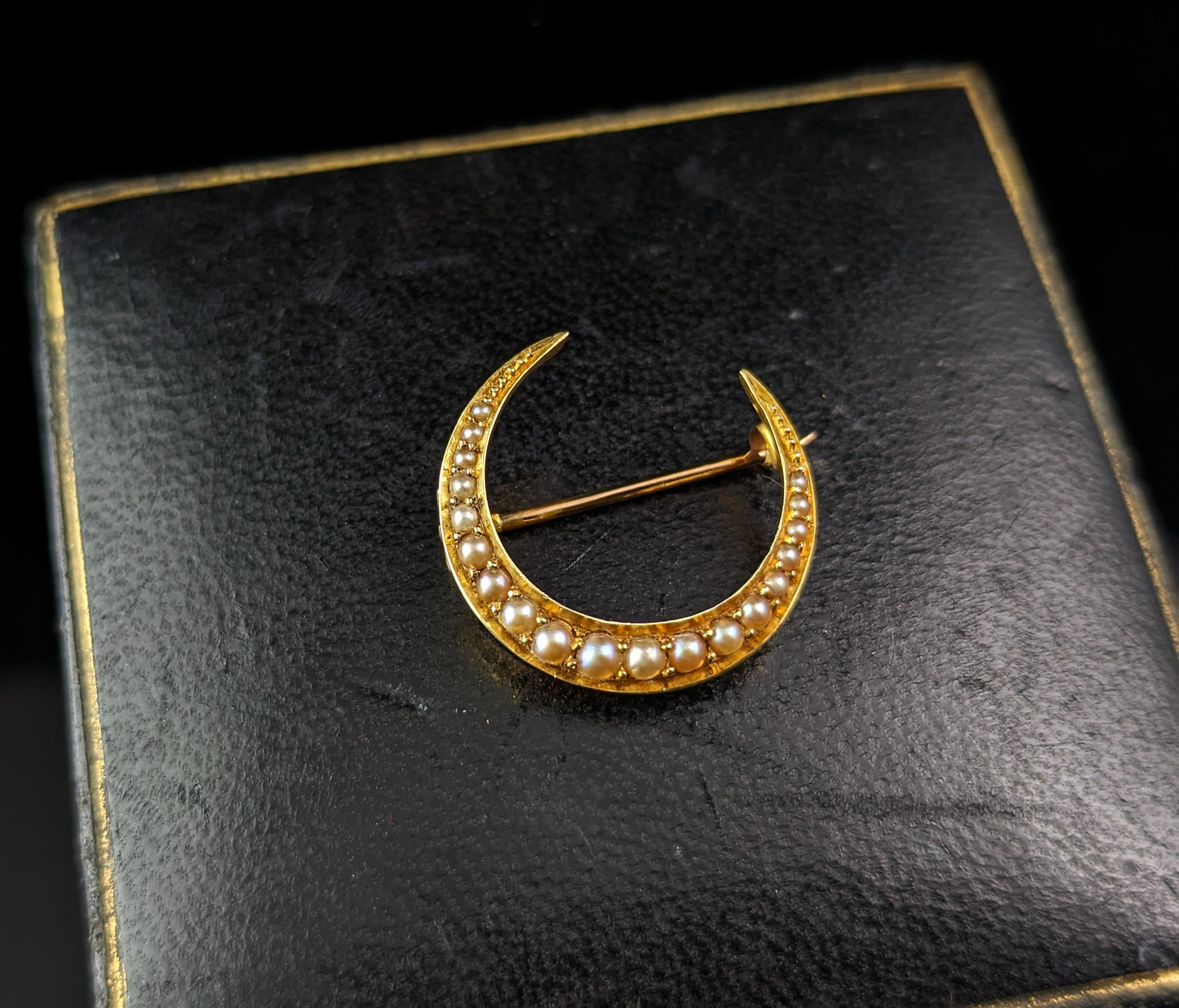 Broche victorienne ancienne croissant de lune en or 15 carats et perles  en vente 1