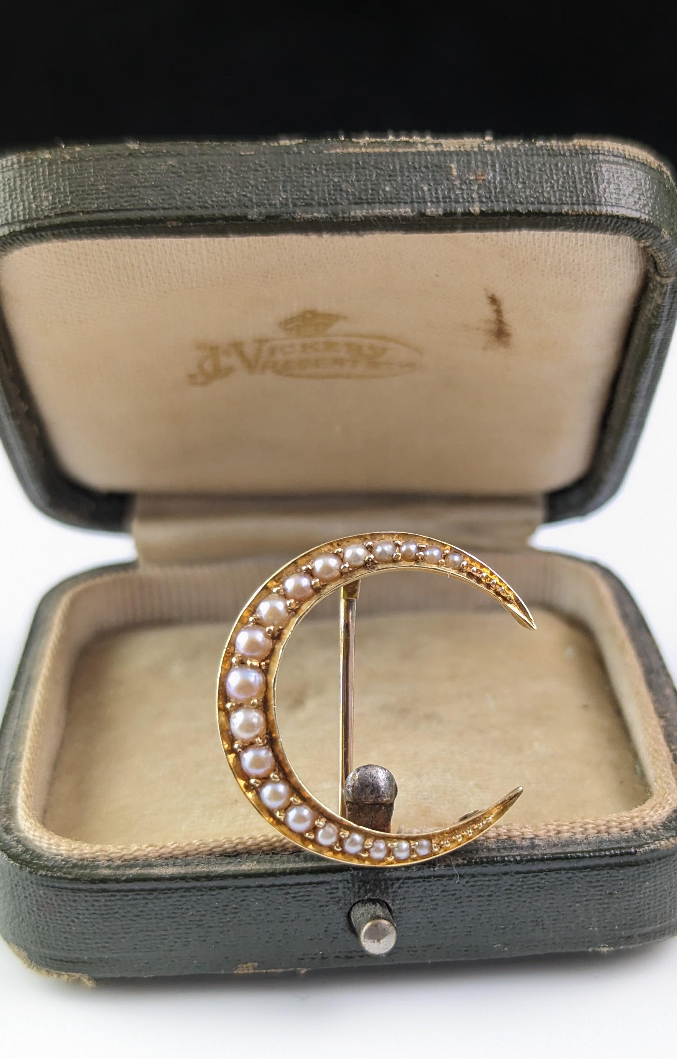 Broche victorienne ancienne croissant de lune en or 15 carats et perles  en vente 2