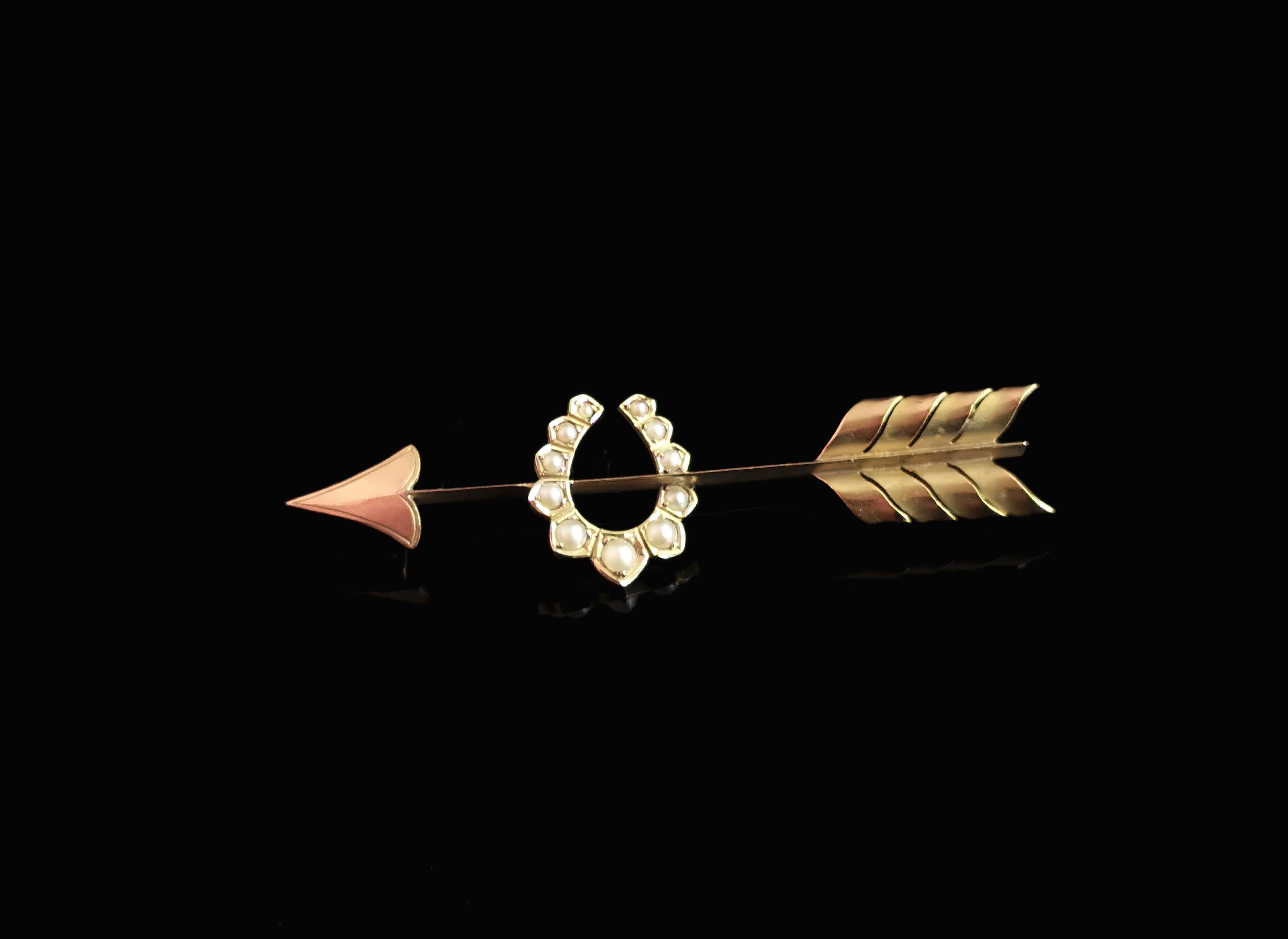 Antique 15k Gold Arrow and Horseshoe Brooch, Pearl, Victorian In Good Condition In NEWARK, GB