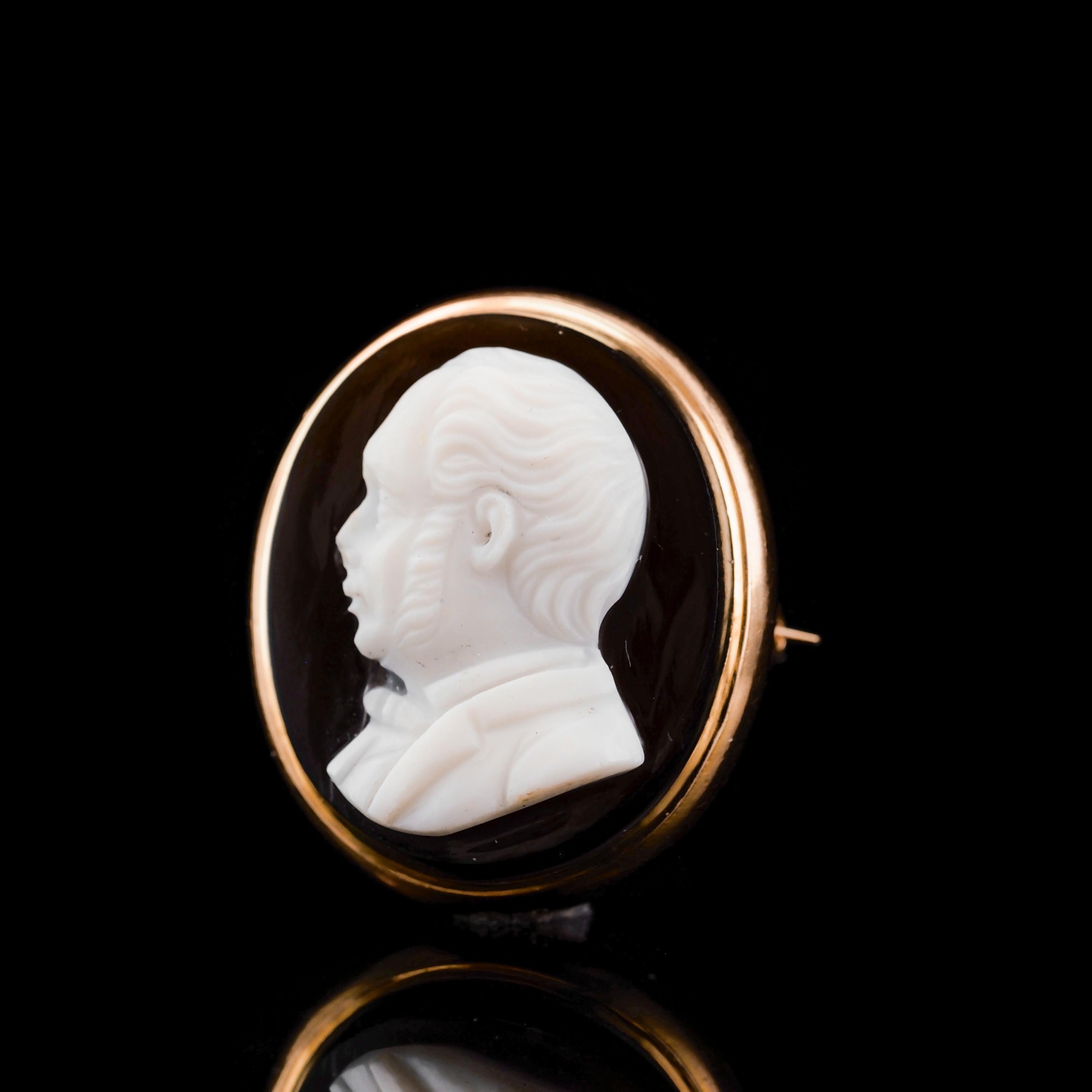 We are delighted to offer this wonderful 15ct gold Georgian or Victorian hardstone cameo made around the bordering period of late Georgian to Early Victorian c.1830-40s. 
 
The cameo features a side profile of a Georgian gentleman which is