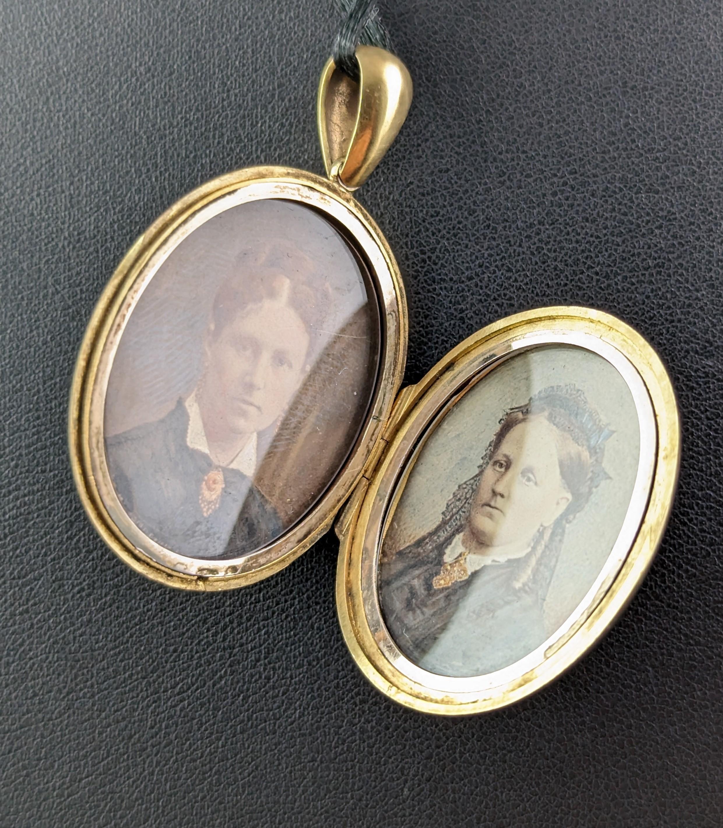 Antique 15k Gold Locket, Turquoise and Pearl, Portrait, Forget Me Not For Sale 3