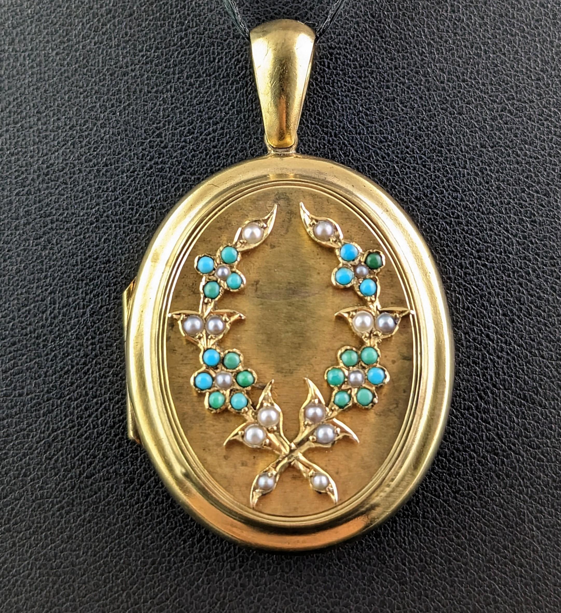 Ce magnifique médaillon ancien en or 15kt, turquoise et perles est vraiment une pièce très spéciale et sentimentale.

Riche or jaune 15kt vieilli avec une jolie couronne de fleurs myosotis sur le devant, ornée de minuscules perles de rocaille