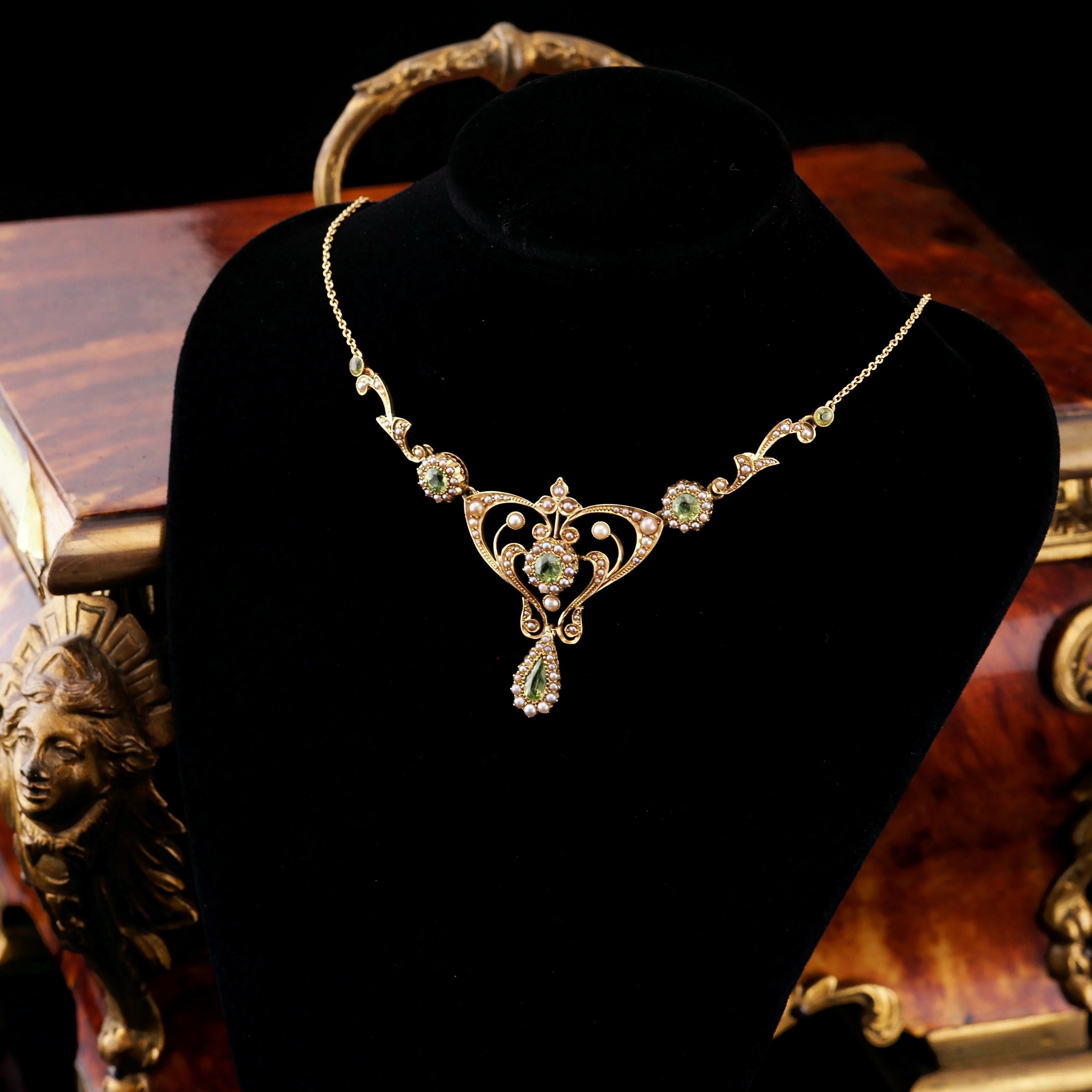 Siamo lieti di offrire questa splendida collana antica in oro 15ct con peridoto e perle, realizzata in stile Art Nouveau nel 1900.
 
La collana è contenuta in un astuccio probabilmente originale/periodicamente corretto che sarà anch'esso incluso. 
