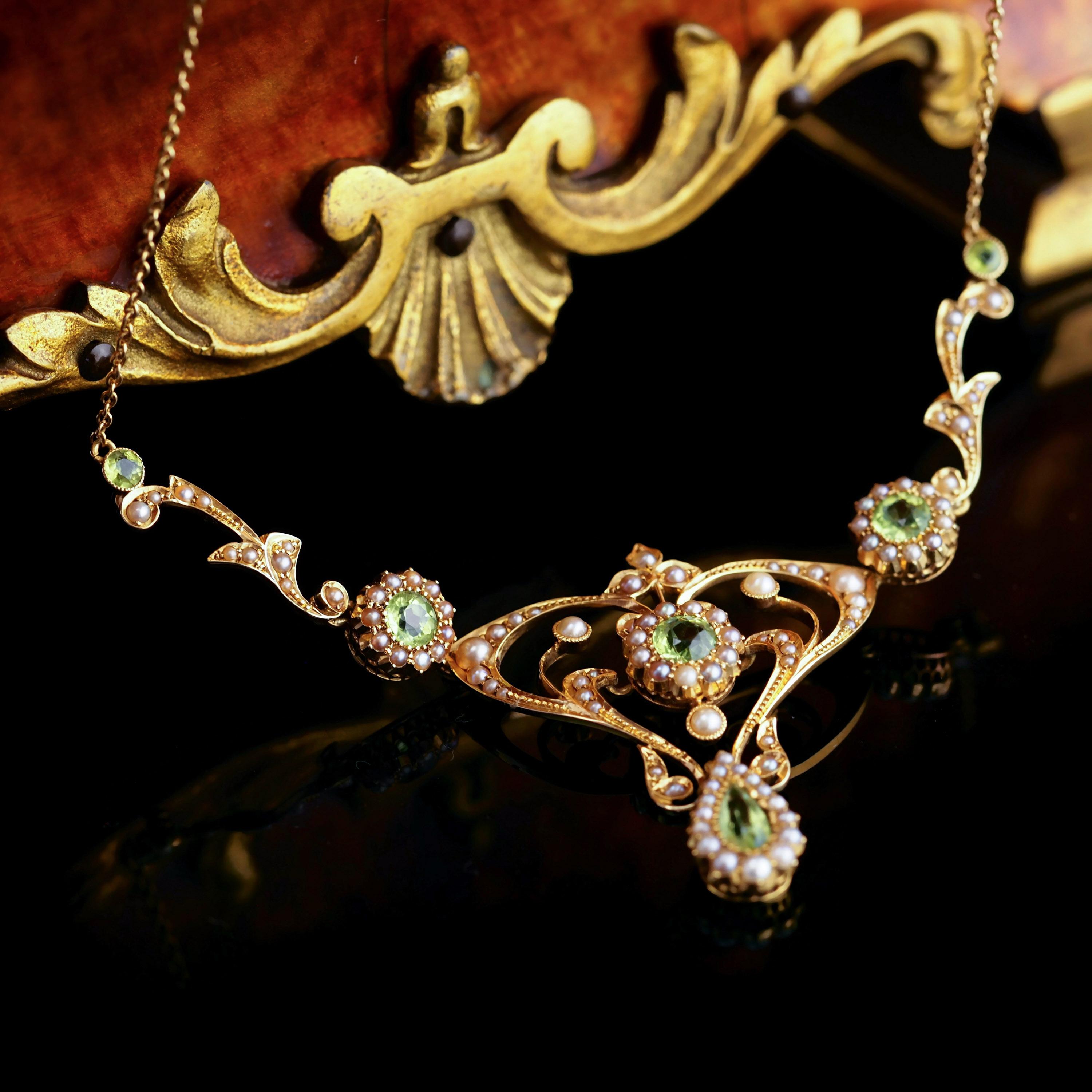 Antique 15K Gold Peridot & Pearl Lavalier Necklace - Art Nouveau c.1900s In Good Condition In London, GB
