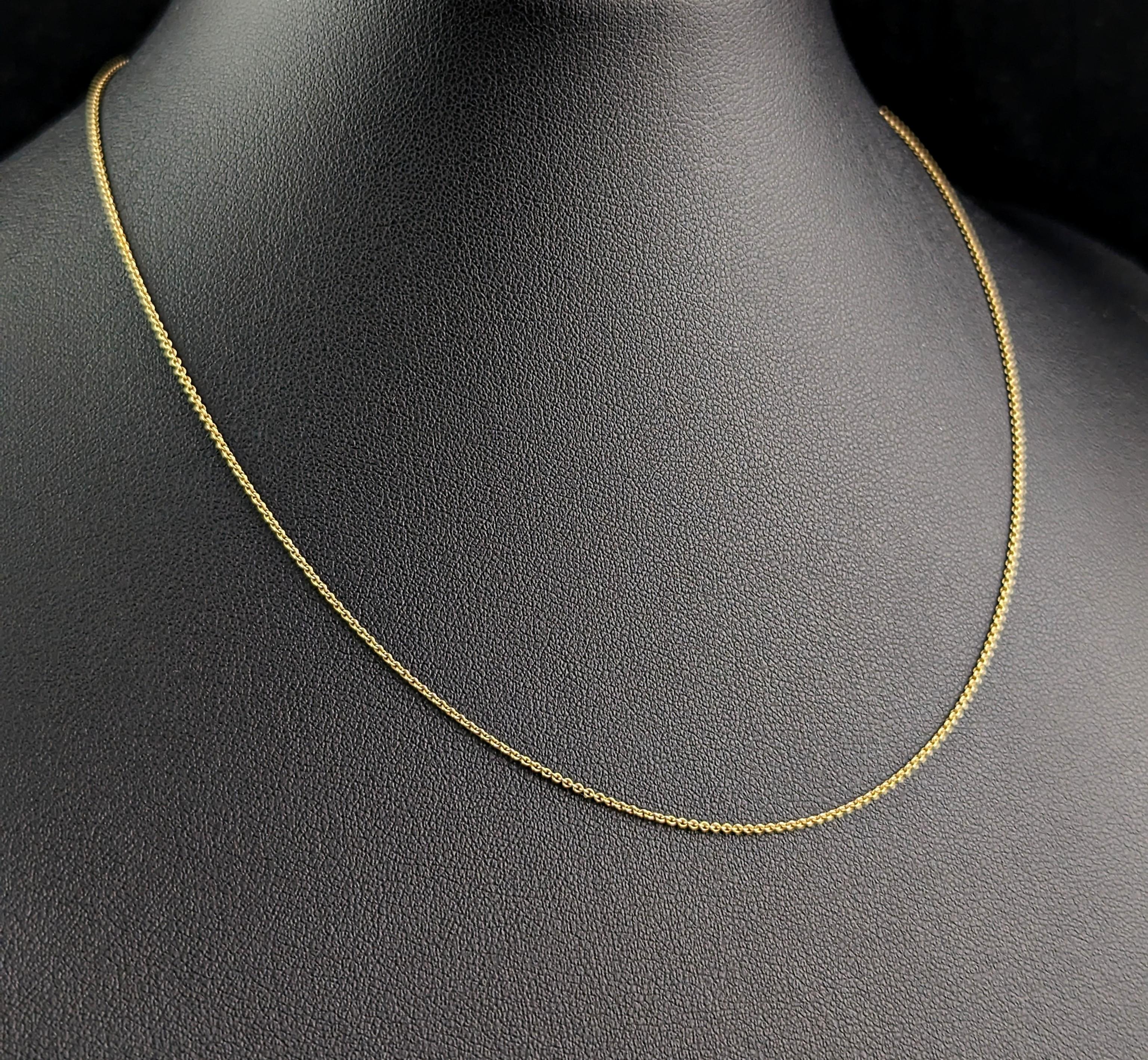 Une chaîne fine et délicate en or 15ct antique comme celle-ci accompagne parfaitement vos petits médaillons, pendentifs et charmes préférés.

Il s'agit d'un fin maillon de trace rolo en or jaune riche avec un fermoir à anneau à ressort.

Il est de