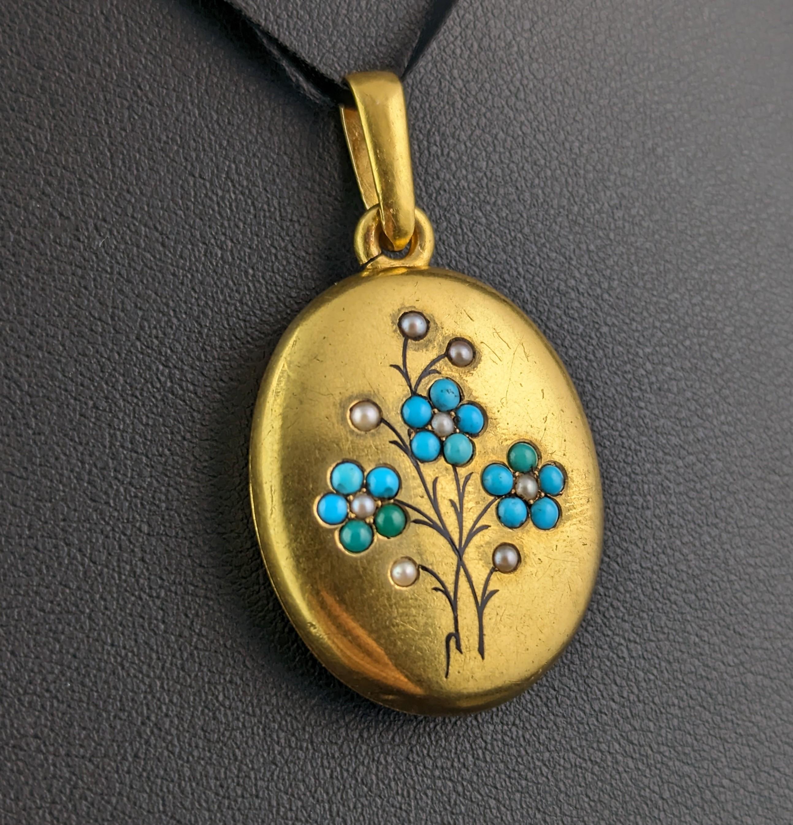 This Antique gold locket is an absolute favourite here at StolenAttic, beautiful and unusual it is a wonderful find.

The locket is crafted in rich buttery 15ct gold with a bloomed gilt finish.

The front is finely decorated in delicate black enamel