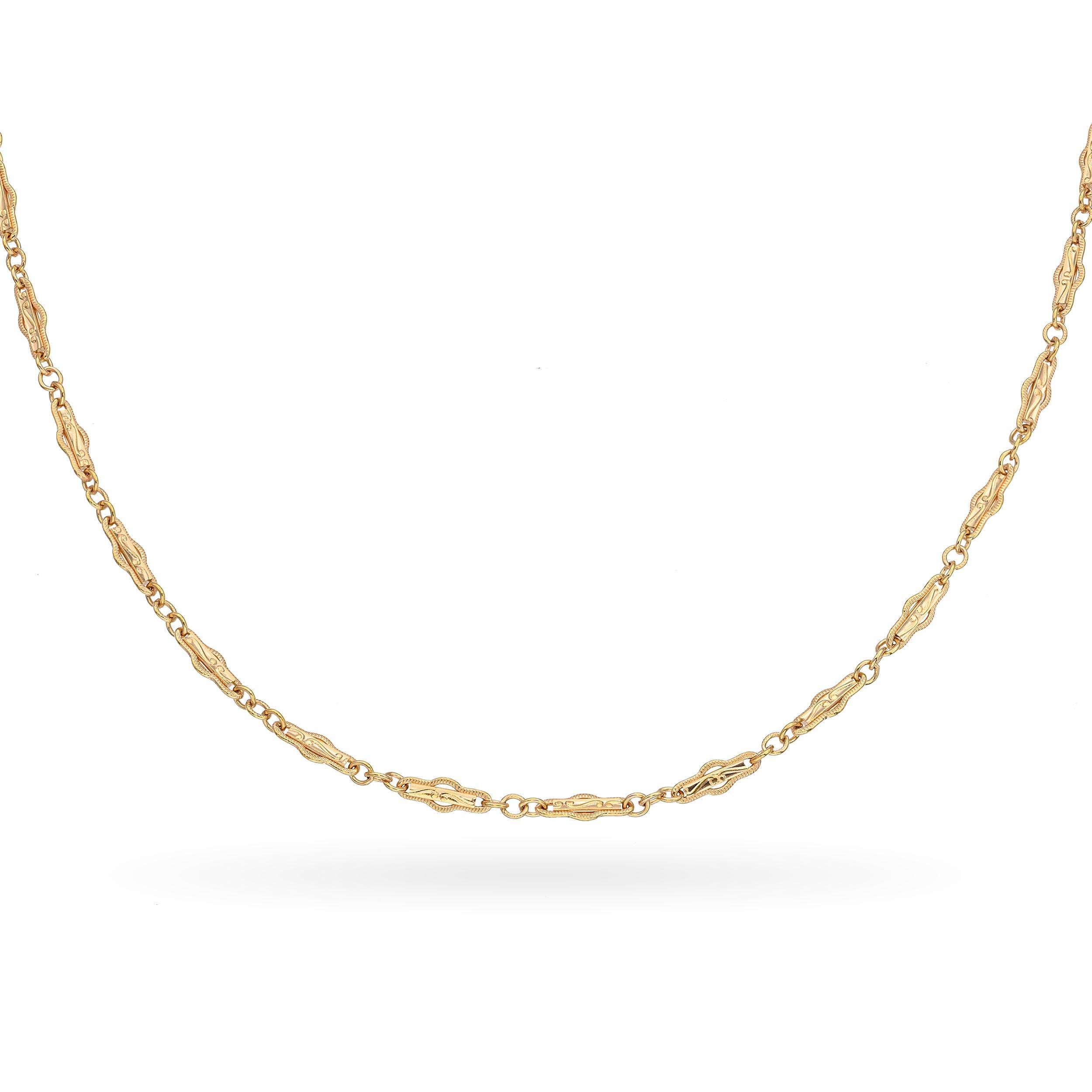 Un'elegante catena in oro antico 15 carati con maglie ben dettagliate e strutturate che catturano la luce con un sottile scintillio. Leggero ma raffinato, questo pezzo versatile può essere indossato da solo per un tocco di fascino antico o abbinato