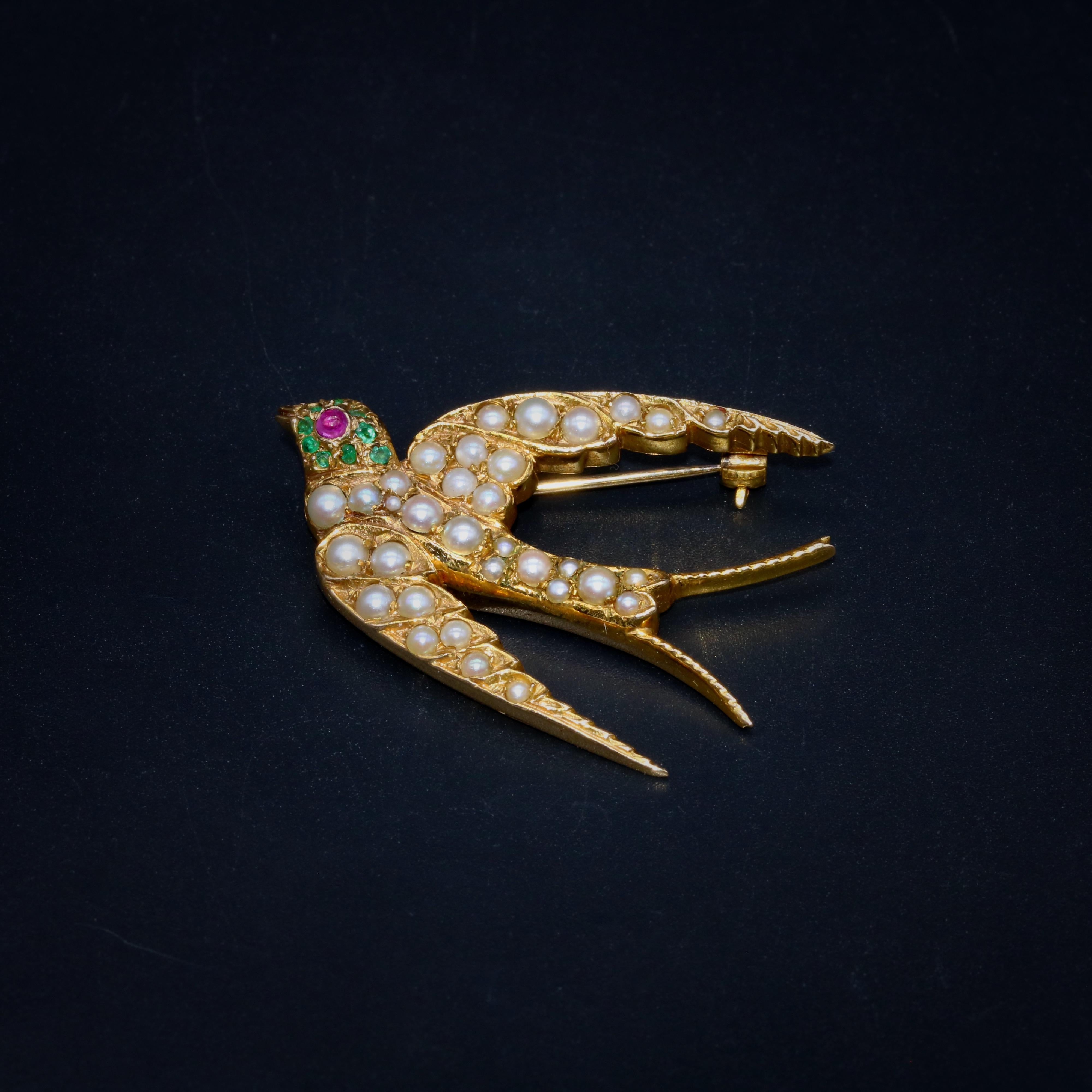 Antique 15K Yellow Gold Emerald, Ruby and Pearl Swallow Brooch In Good Condition For Sale In Staines-Upon-Thames, GB