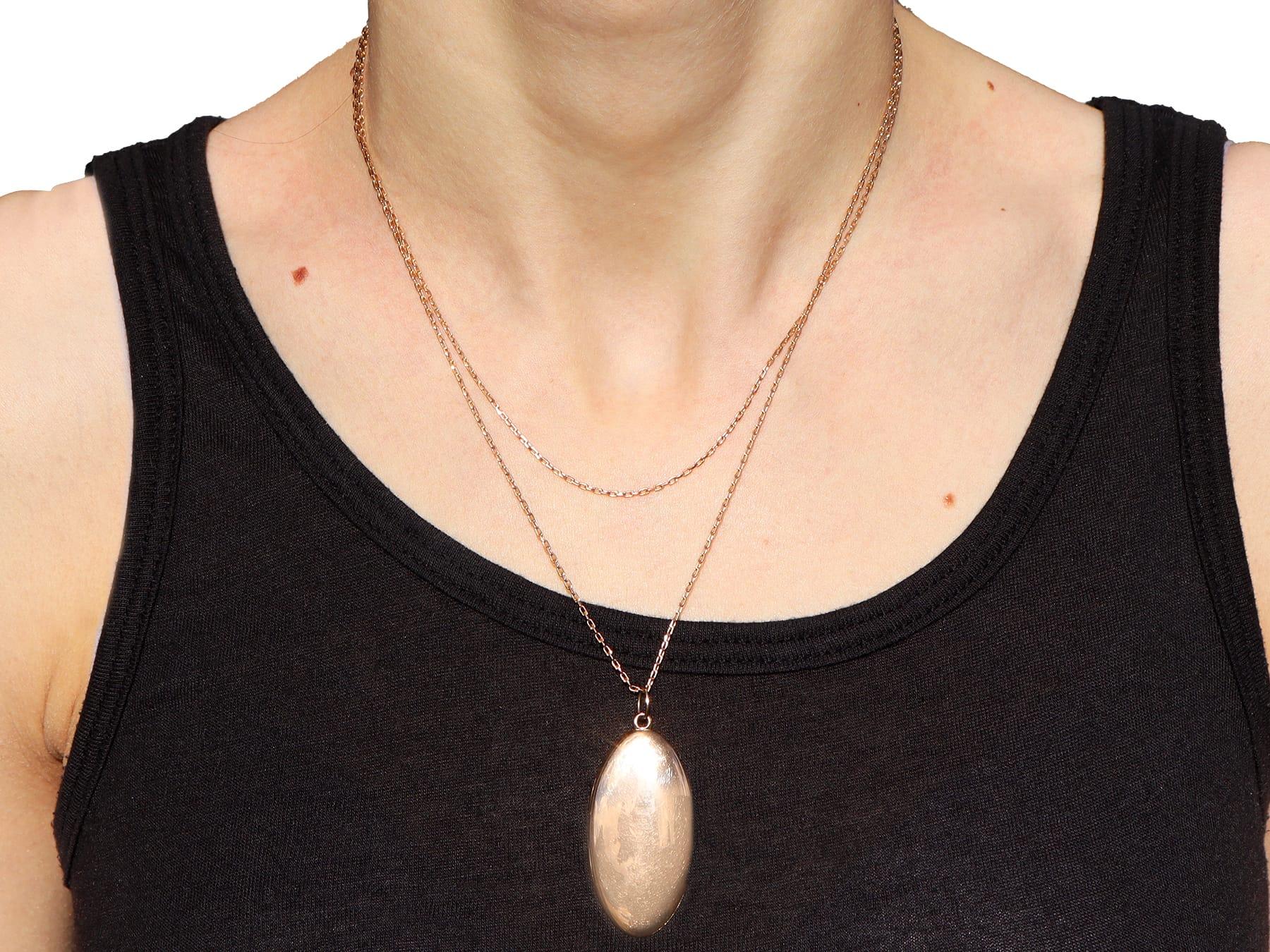Pendentif ancien en or jaune 15k Circa 1900 en vente 9