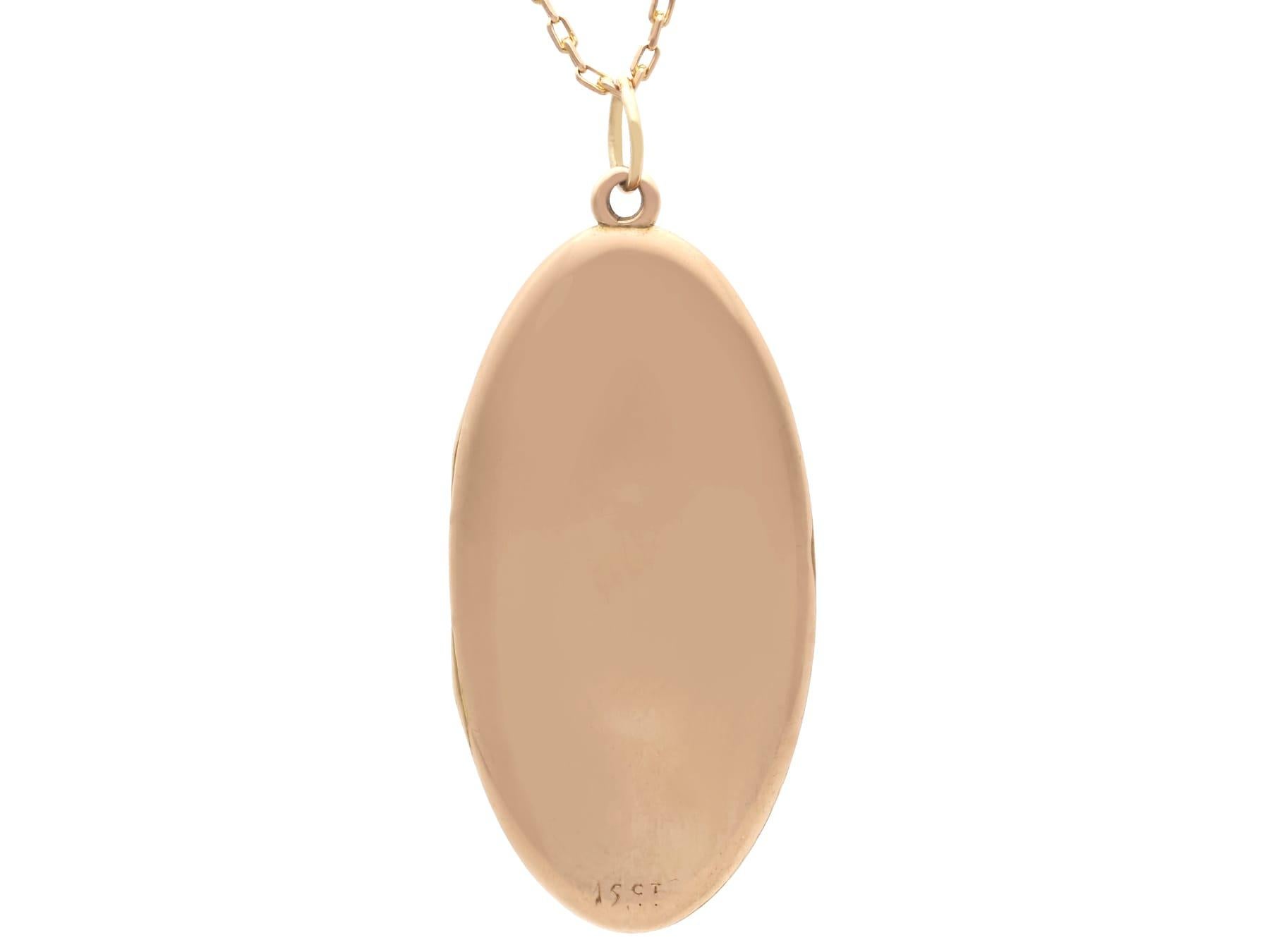 Pendentif ancien en or jaune 15k Circa 1900 en vente 2