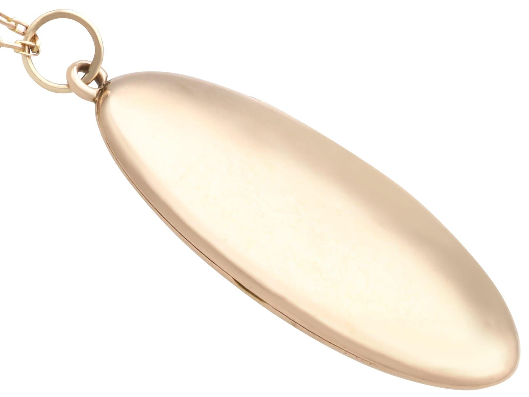 Pendentif ancien en or jaune 15k Circa 1900 en vente 4