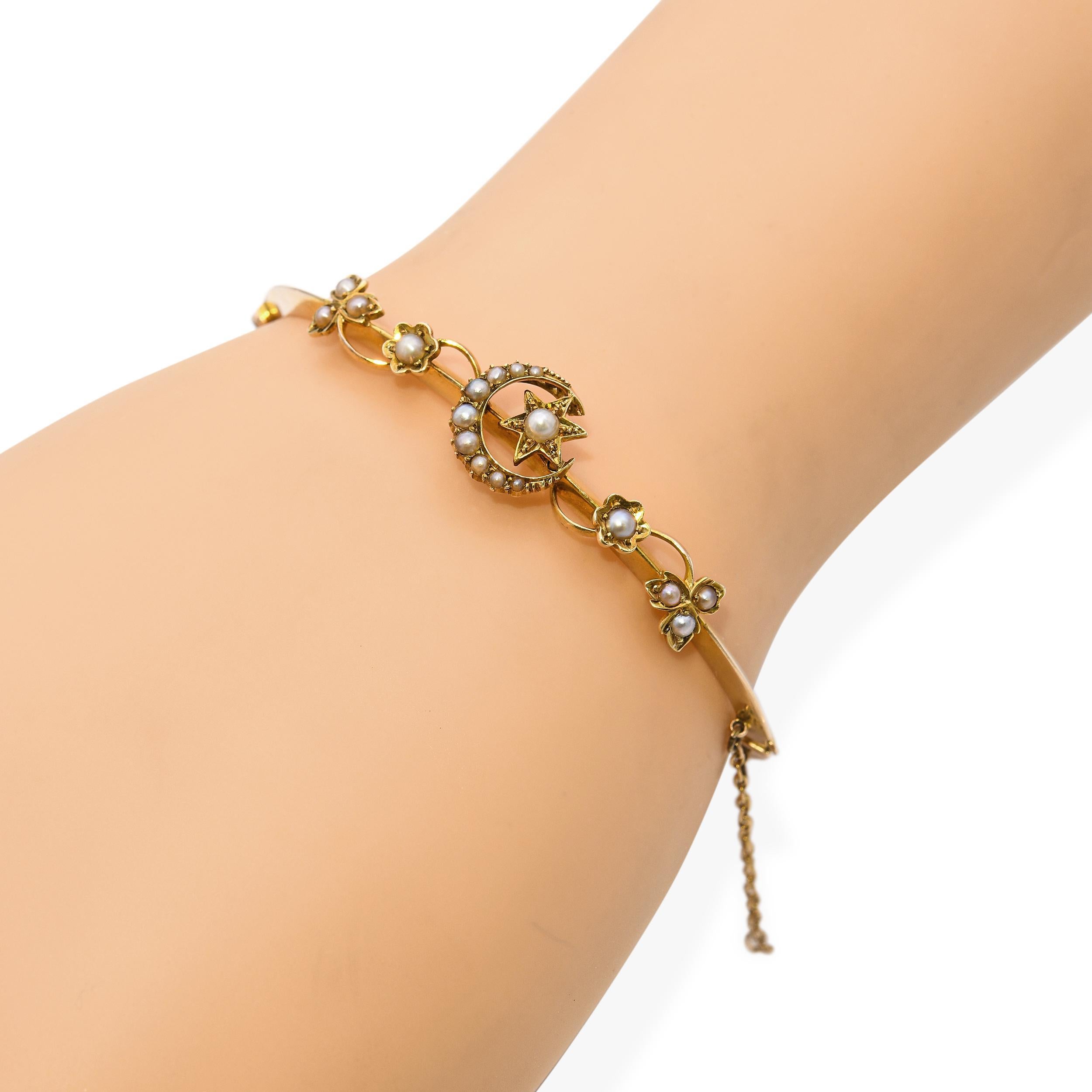 Victorien Bracelet à charnière en or jaune 15k ancien avec perles de rocaille, lune et étoiles en vente
