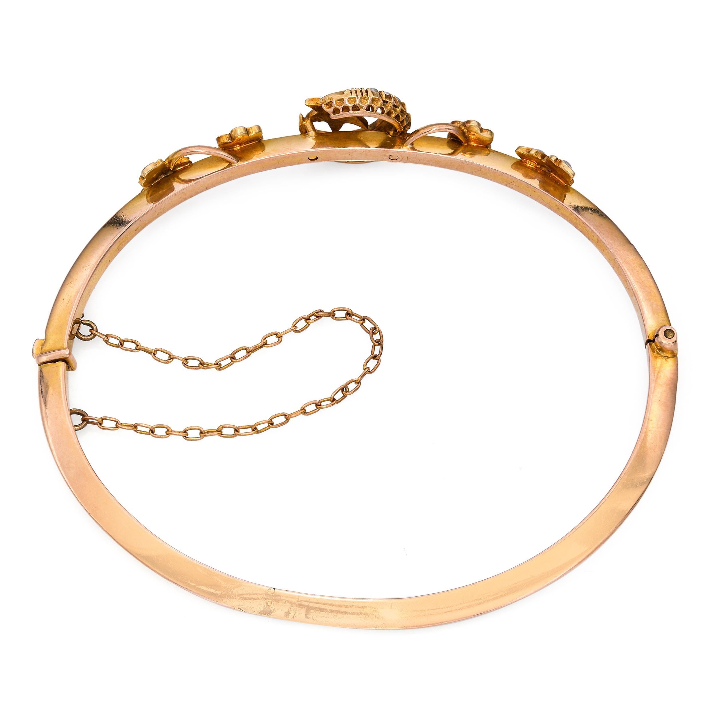 Perle Bracelet à charnière en or jaune 15k ancien avec perles de rocaille, lune et étoiles en vente