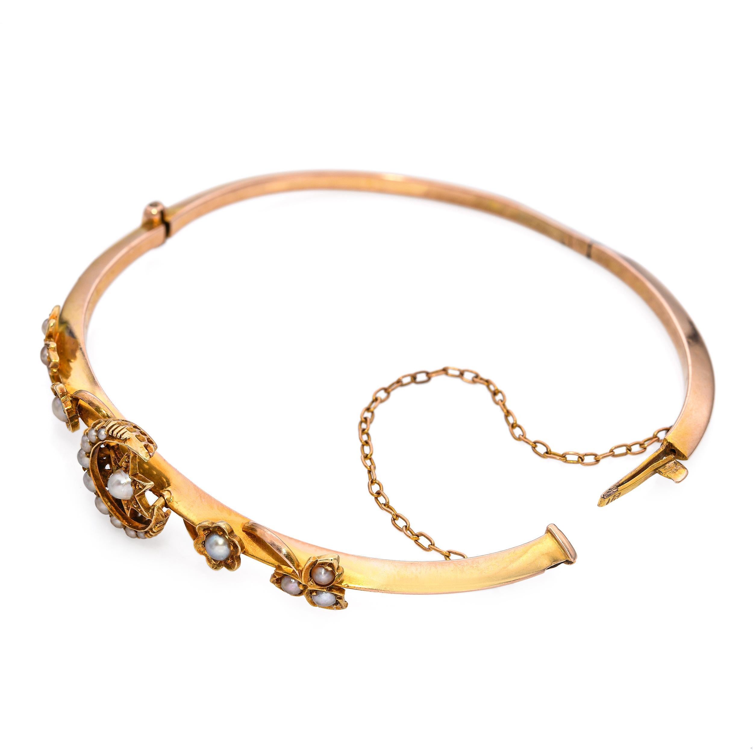 Bracelet à charnière en or jaune 15k ancien avec perles de rocaille, lune et étoiles Bon état - En vente à New York, NY