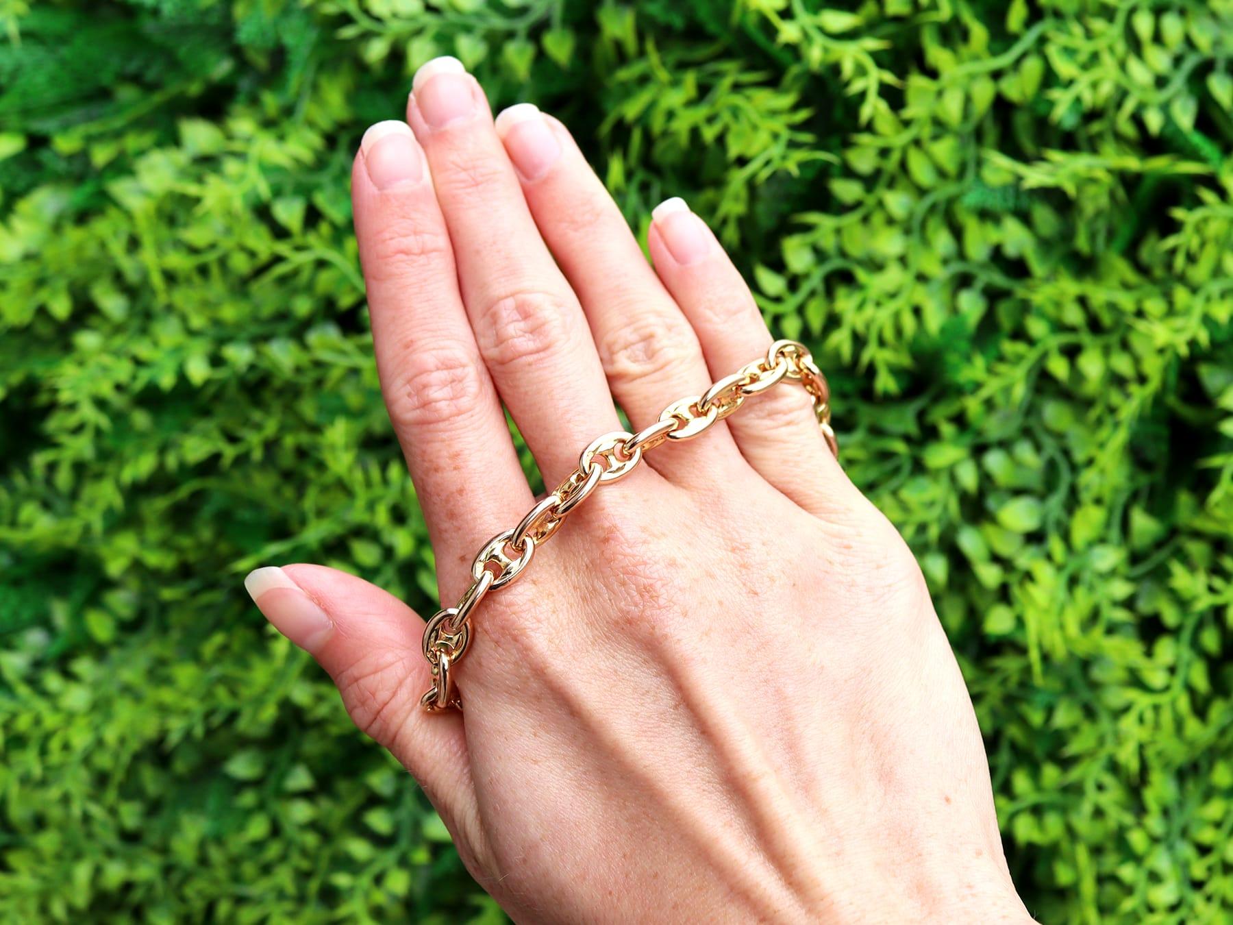 Une exceptionnelle, fine et impressionnante chaîne de montre victorienne ancienne en or jaune 15 carats ; elle fait partie de notre collection variée de chaînes anciennes.

Cette exceptionnelle, fine et impressionnante chaîne de montre ancienne a