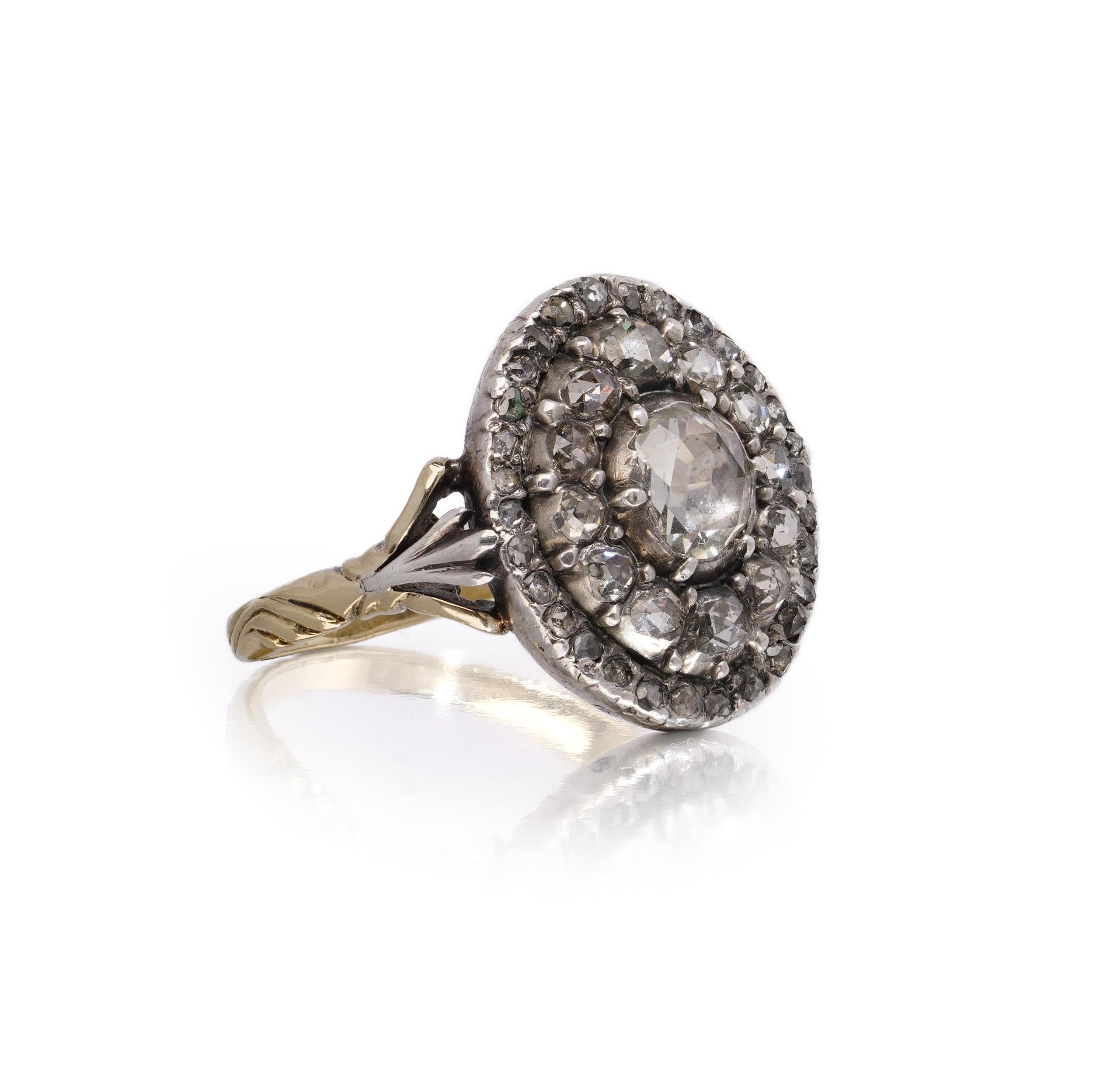 Taglio a rosa Antique 15kt Gold and Silver Rose Cut Diamond Cluster Ring in vendita