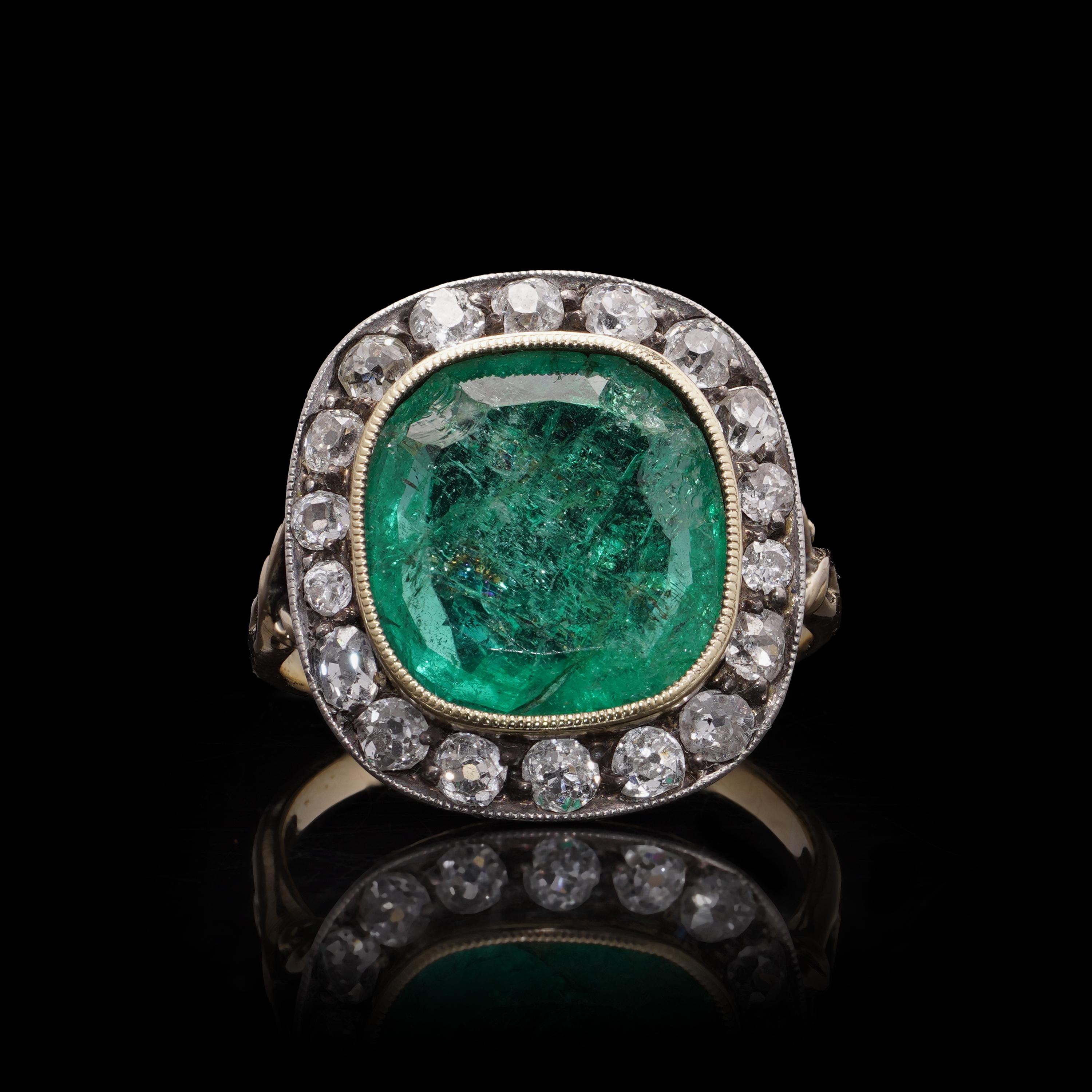 Bague ancienne en or 15kt émeraude colombienne et diamant - taille coussin

Cette élégante bague ancienne, datant des années 1920, est ornée d'une vive émeraude colombienne pesant environ 7 carats. L'émeraude est taillée en coussin et présente ses
