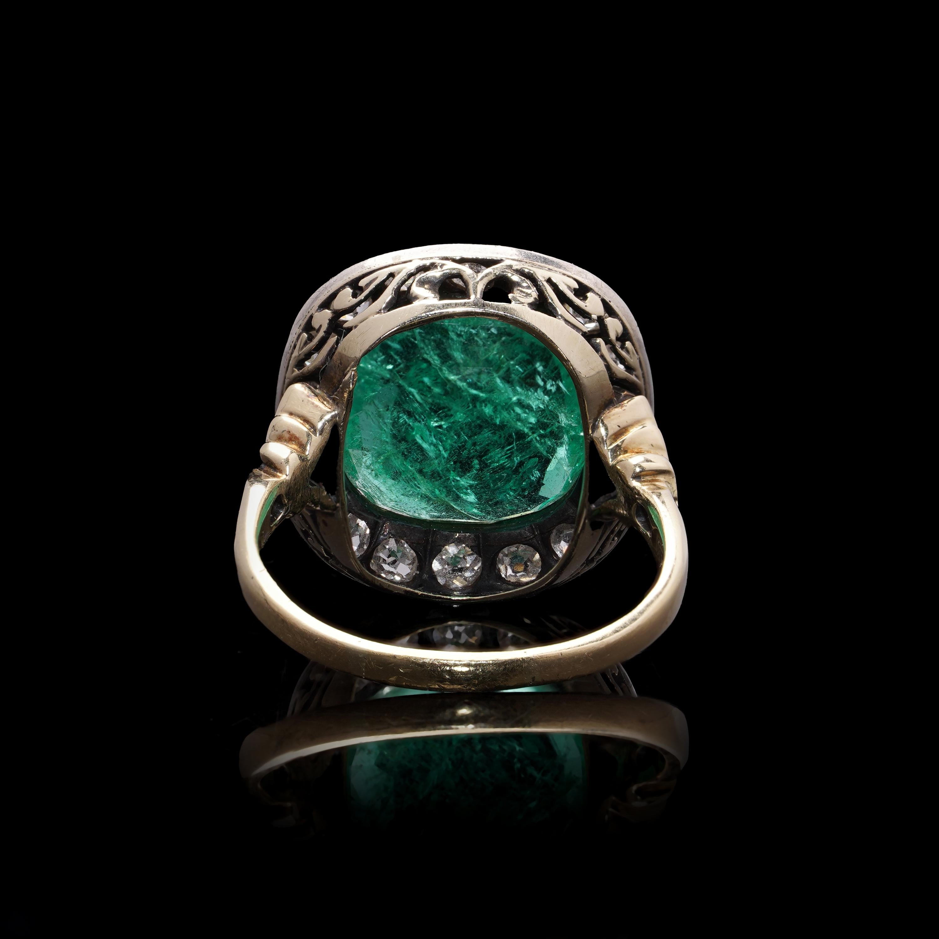 Taille coussin Bague ancienne en or 15kt émeraude colombienne et diamant - taille coussin en vente
