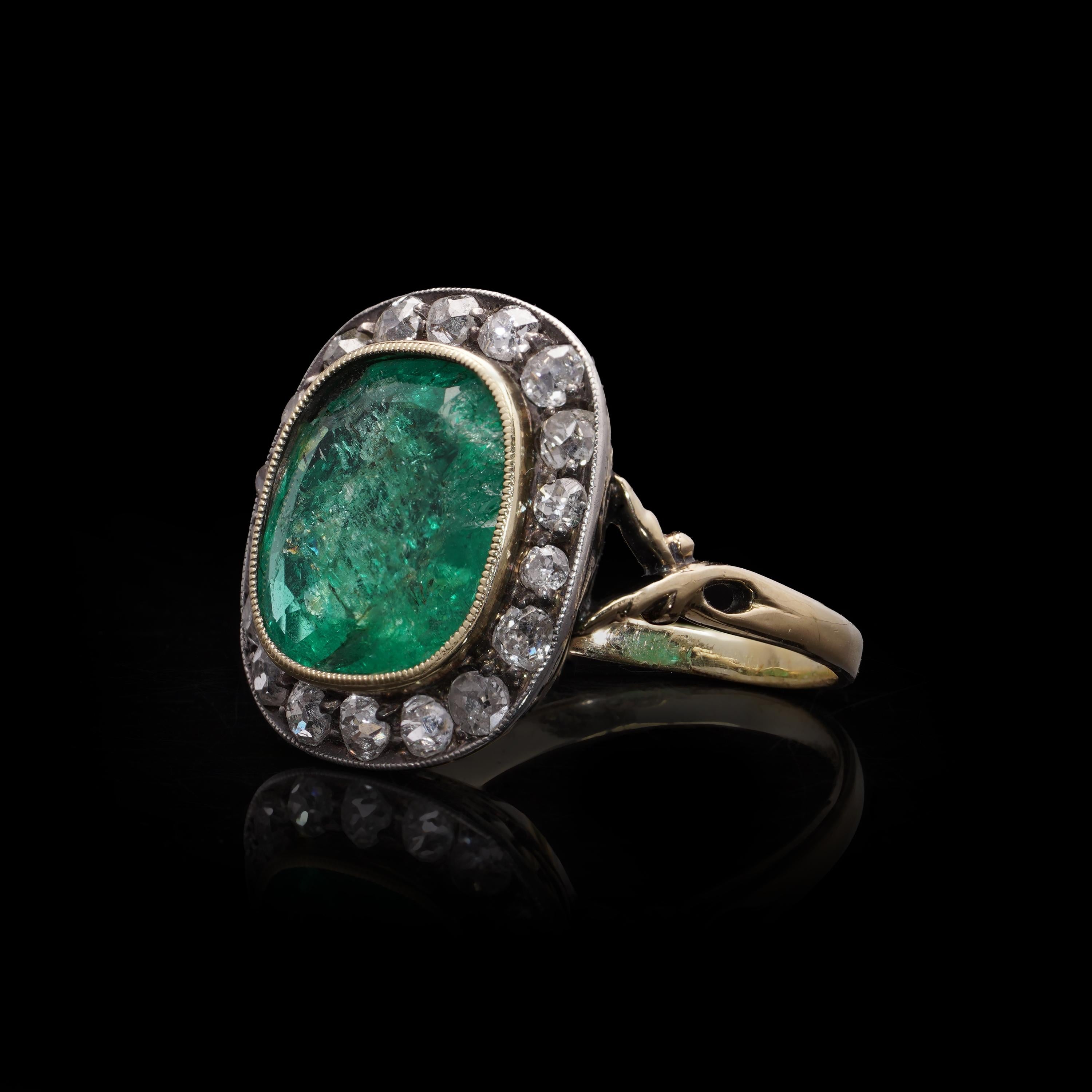 Bague ancienne en or 15kt émeraude colombienne et diamant - taille coussin Bon état - En vente à Braintree, GB