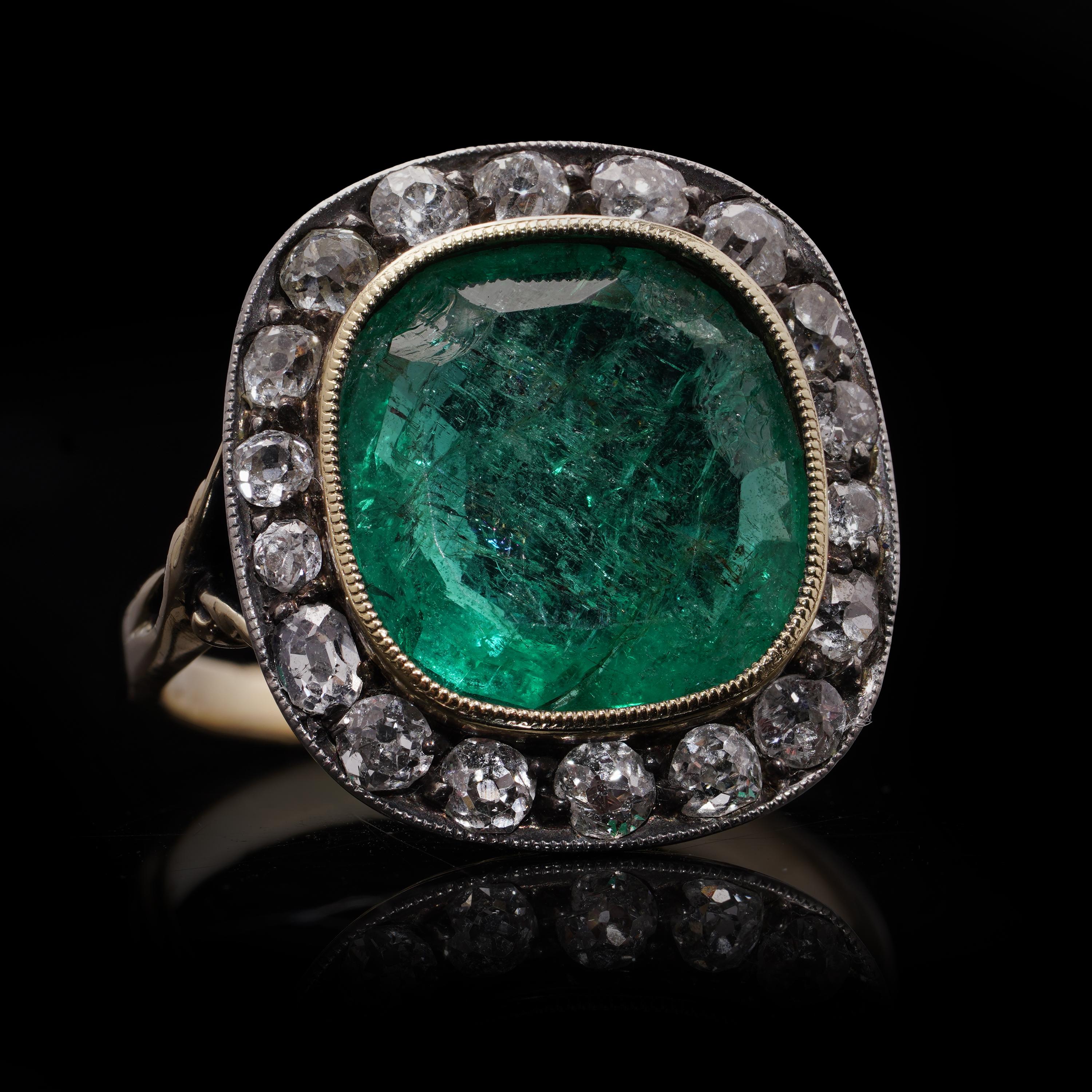 Bague ancienne en or 15kt émeraude colombienne et diamant - taille coussin Unisexe en vente