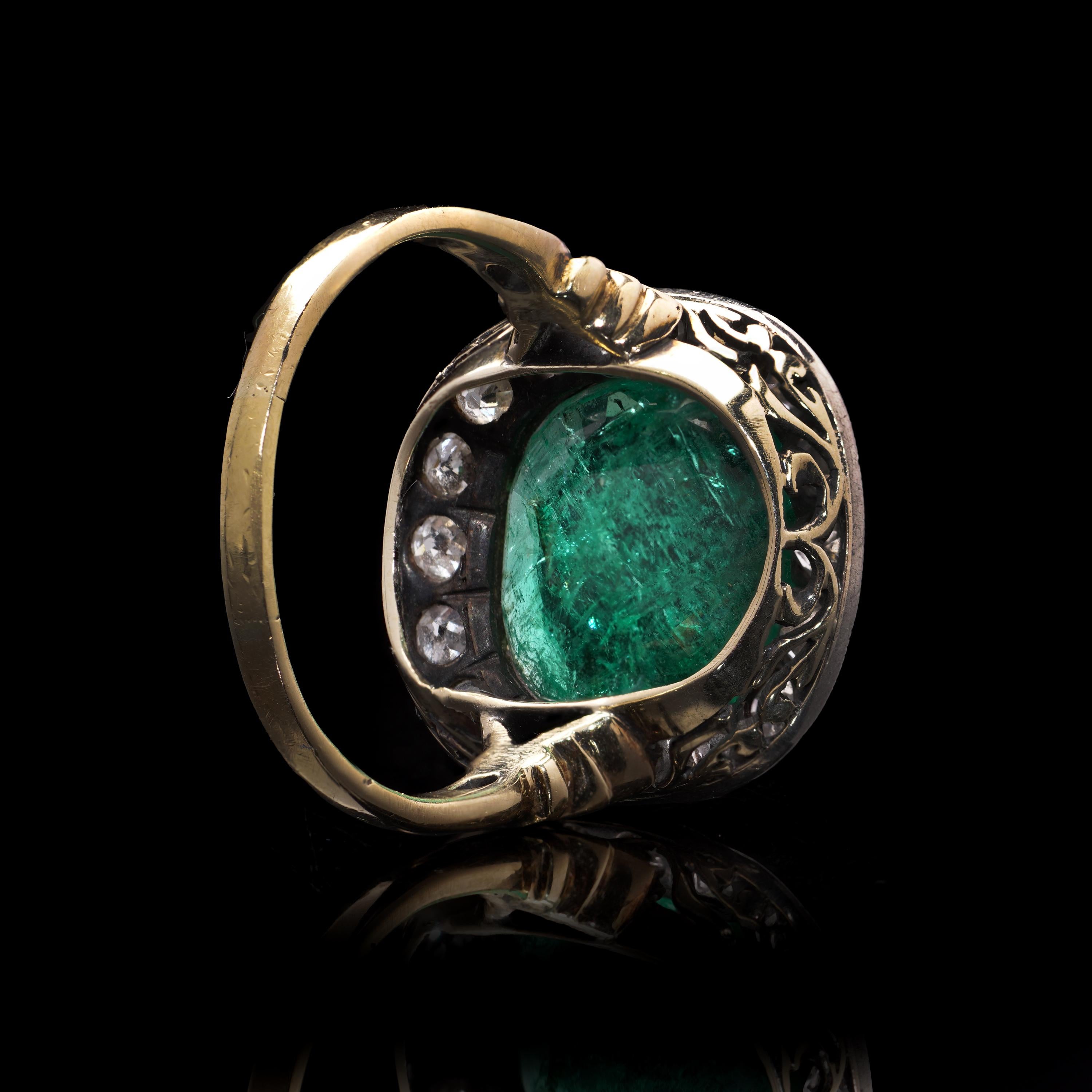 Bague ancienne en or 15kt émeraude colombienne et diamant - taille coussin en vente 1