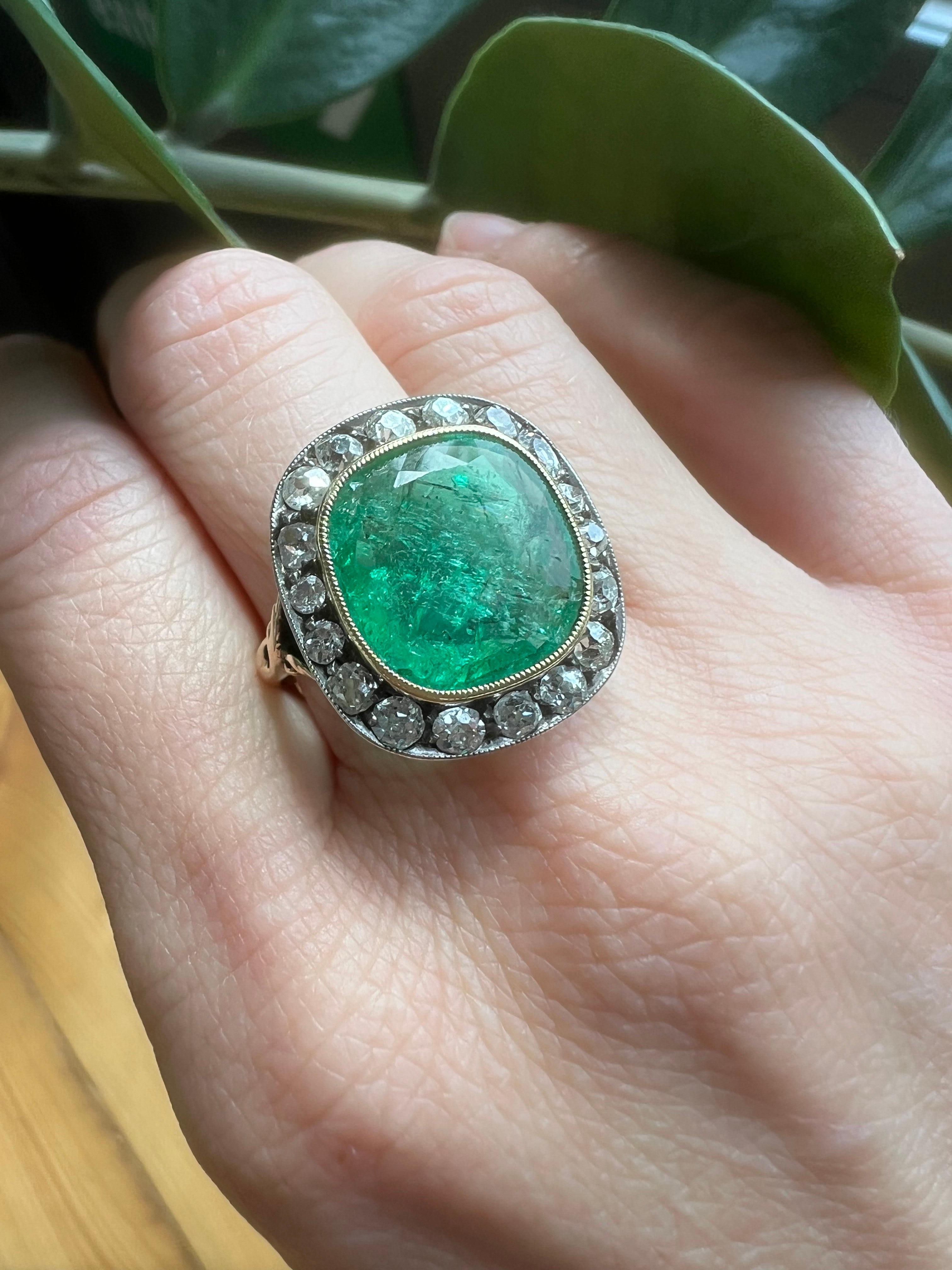 Bague ancienne en or 15kt émeraude colombienne et diamant - taille coussin en vente 2