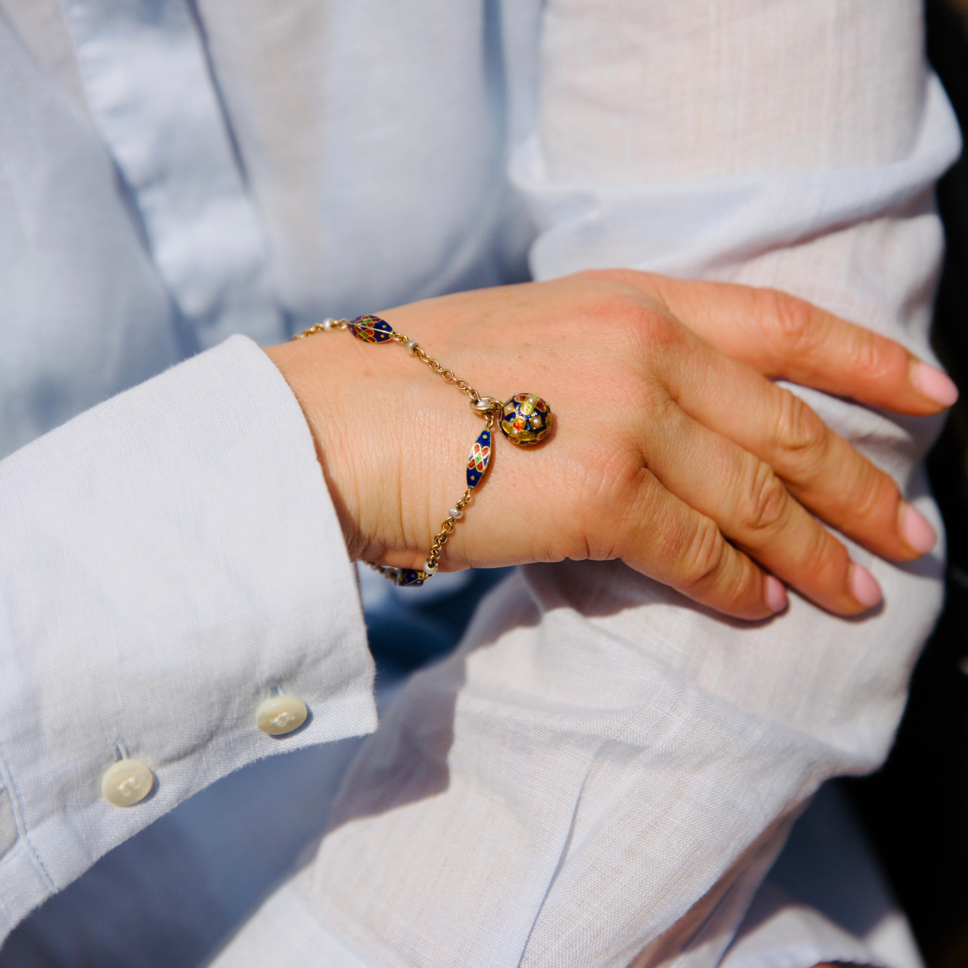 Bracciale antico in oro 15kt con smalto e perle e ciondolo a forma di orbita in vendita 3