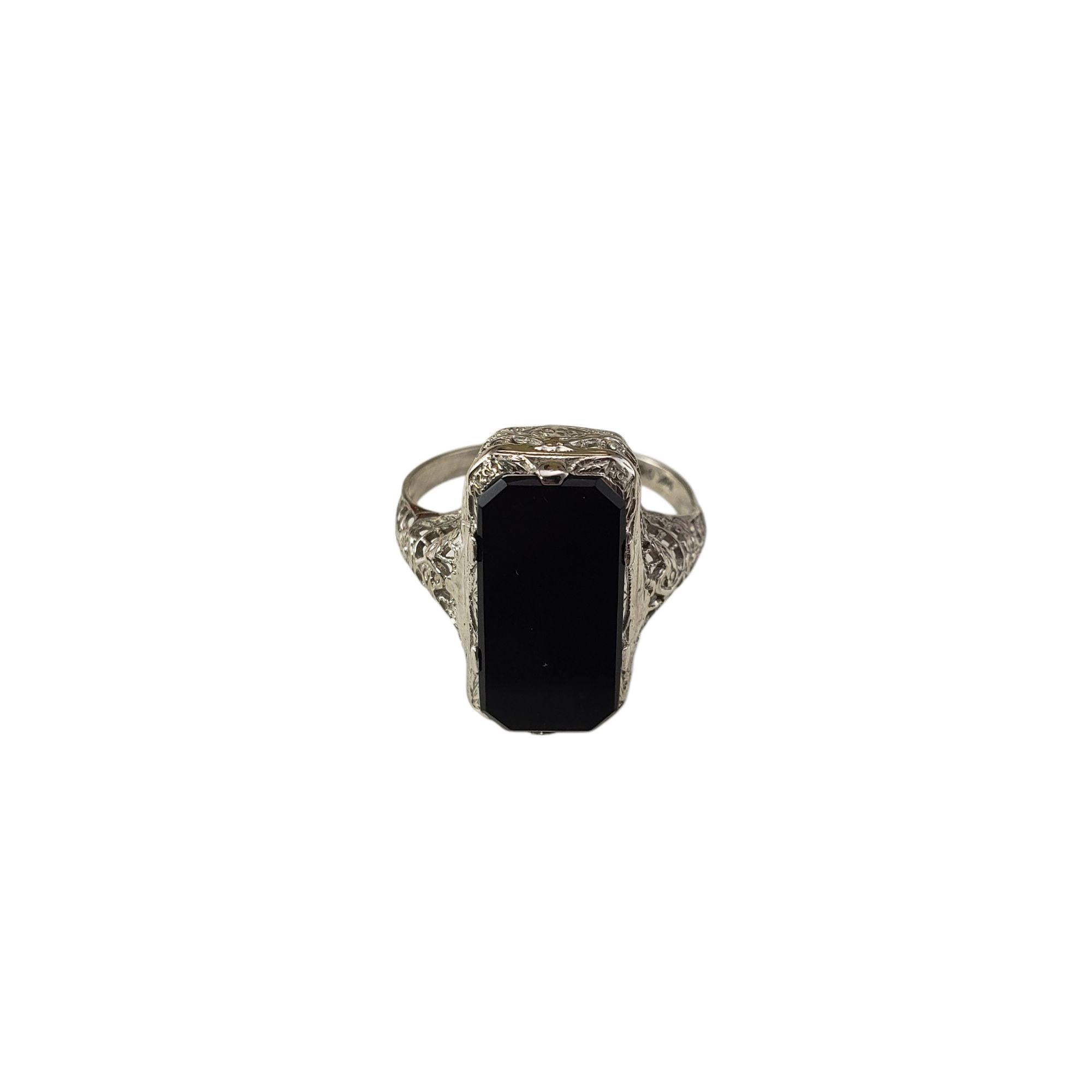 Bague ancienne en or blanc 16 - 18 carats et onyx Taille 5.75-6

Cette bague exquise est réalisée en or blanc 18 carats et met en valeur une pièce centrale rectangulaire en onyx noir. Sertie dans une monture filigrane ornée, la bague présente un