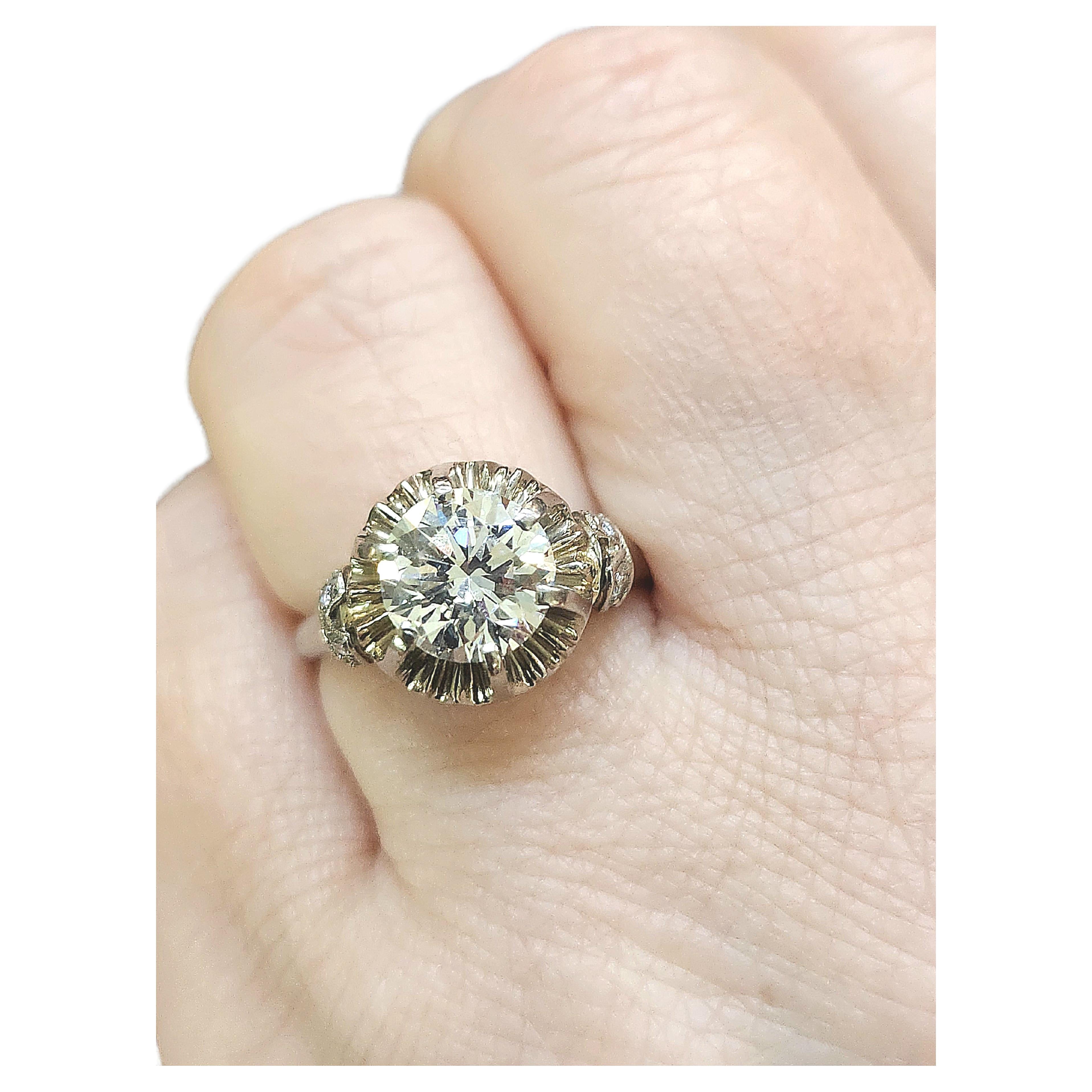 Antique 1.60 Carat Diamond Solitaire White Gold Ring  In Good Condition For Sale In Cairo, EG