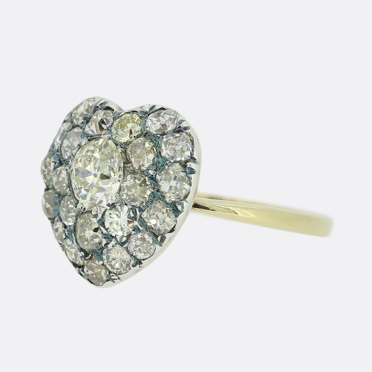 Il s'agit d'une bague de cœur en diamant de style Vintage. La bague a été sertie d'un gros diamant central de taille ancienne, entouré d'une grappe de diamants de taille ancienne plus petits dans un motif en forme de cœur en argent. Le bracelet a