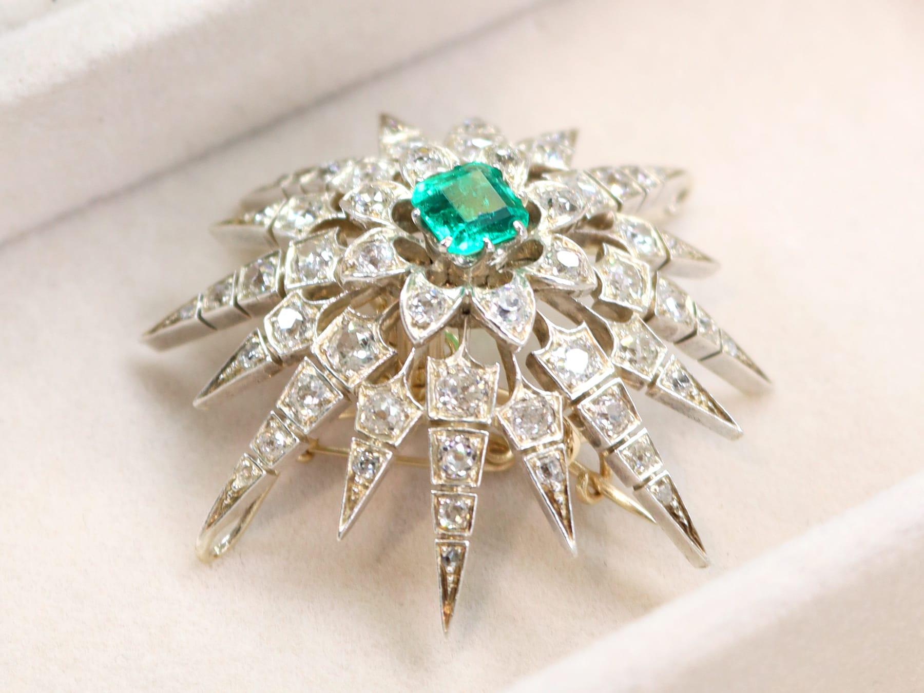 Antique 1.60Ct Emerald, 4.22Ct Diamond and 12k Yellow Gold Brooch Pendant In Excellent Condition For Sale In Jesmond, Newcastle Upon Tyne